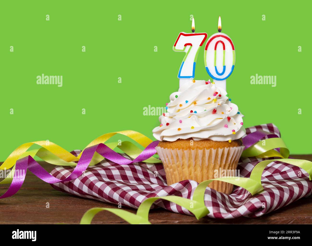 Cupcake con numero per la celebrazione di compleanno o anniversario; numero 70. Foto Stock