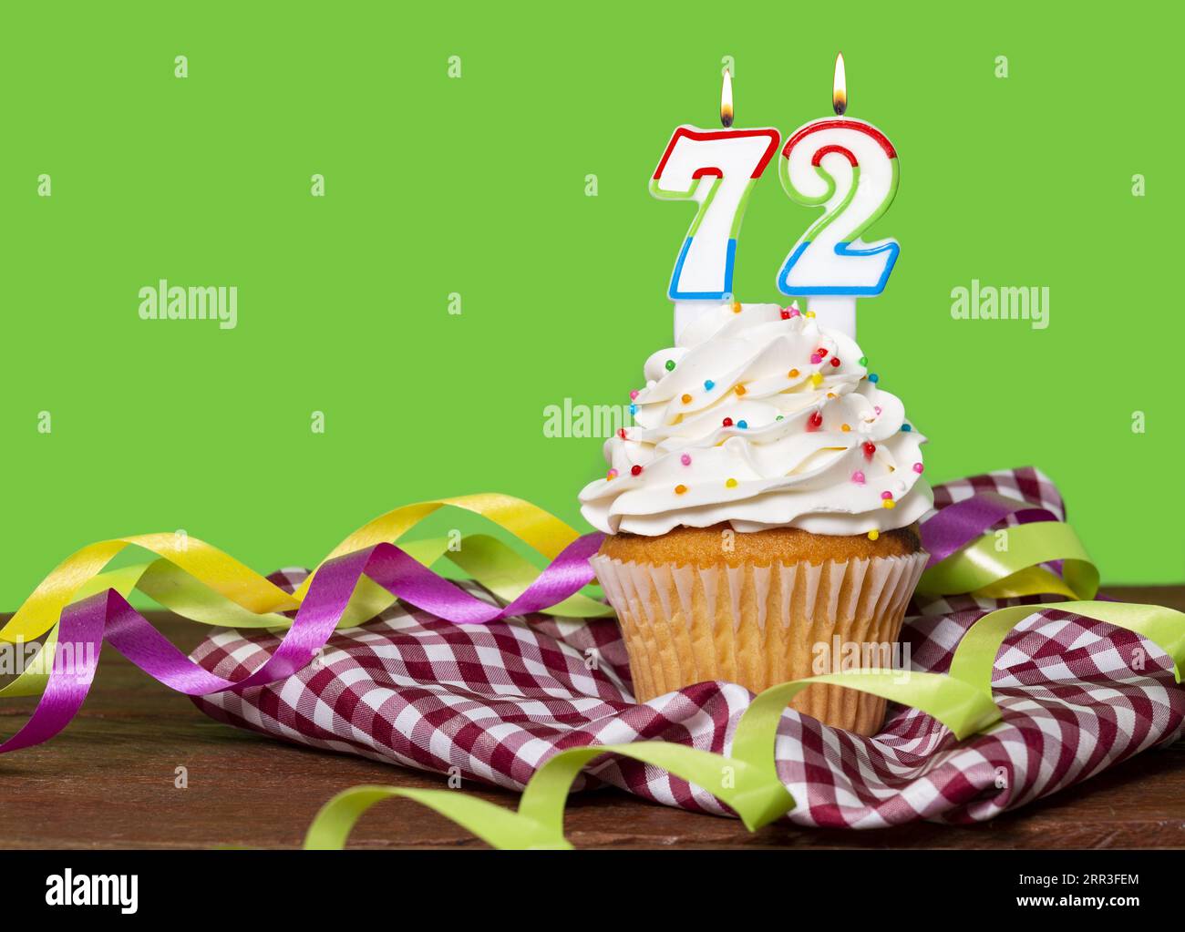 Cupcake con numero per la celebrazione di compleanno o anniversario; numero 72. Foto Stock