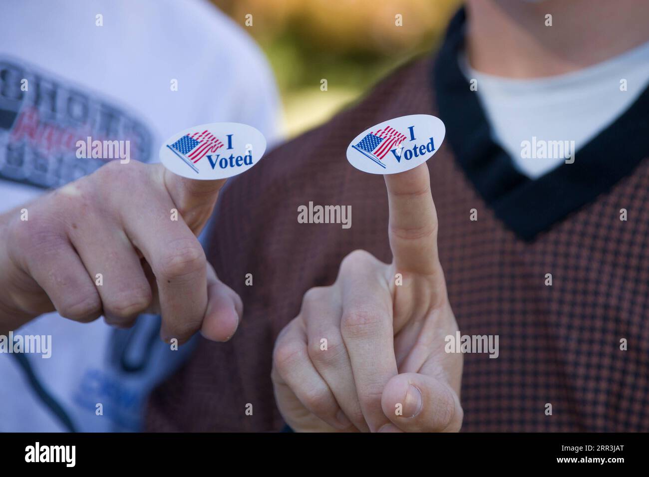 201105 -- PECHINO, 5 novembre 2020 -- i giovani elettori mostrano gli adesivi "ho votato" dopo aver votato in un seggio elettorale a Plano, Texas, Stati Uniti, 3 novembre 2020. Foto di /Xinhua XINHUA FOTO DEL GIORNO DanxTian PUBLICATIONxNOTxINxCHN Foto Stock