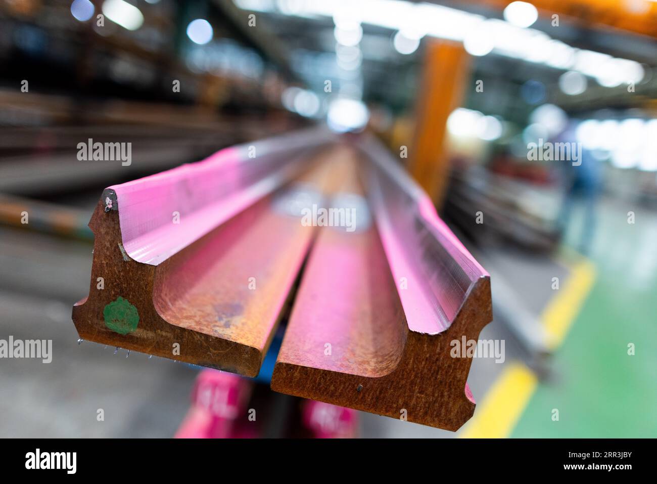 Witten, Germania. 30 agosto 2023. Le lame di commutazione sono ubicate presso l'impianto per materiali permanenti di Deutsche Bahn (DB Netze). Qui vengono prodotti diversi interruttori per la rete ferroviaria della ferrovia. Crediti: Rolf Vennenbernd/dpa/Alamy Live News Foto Stock