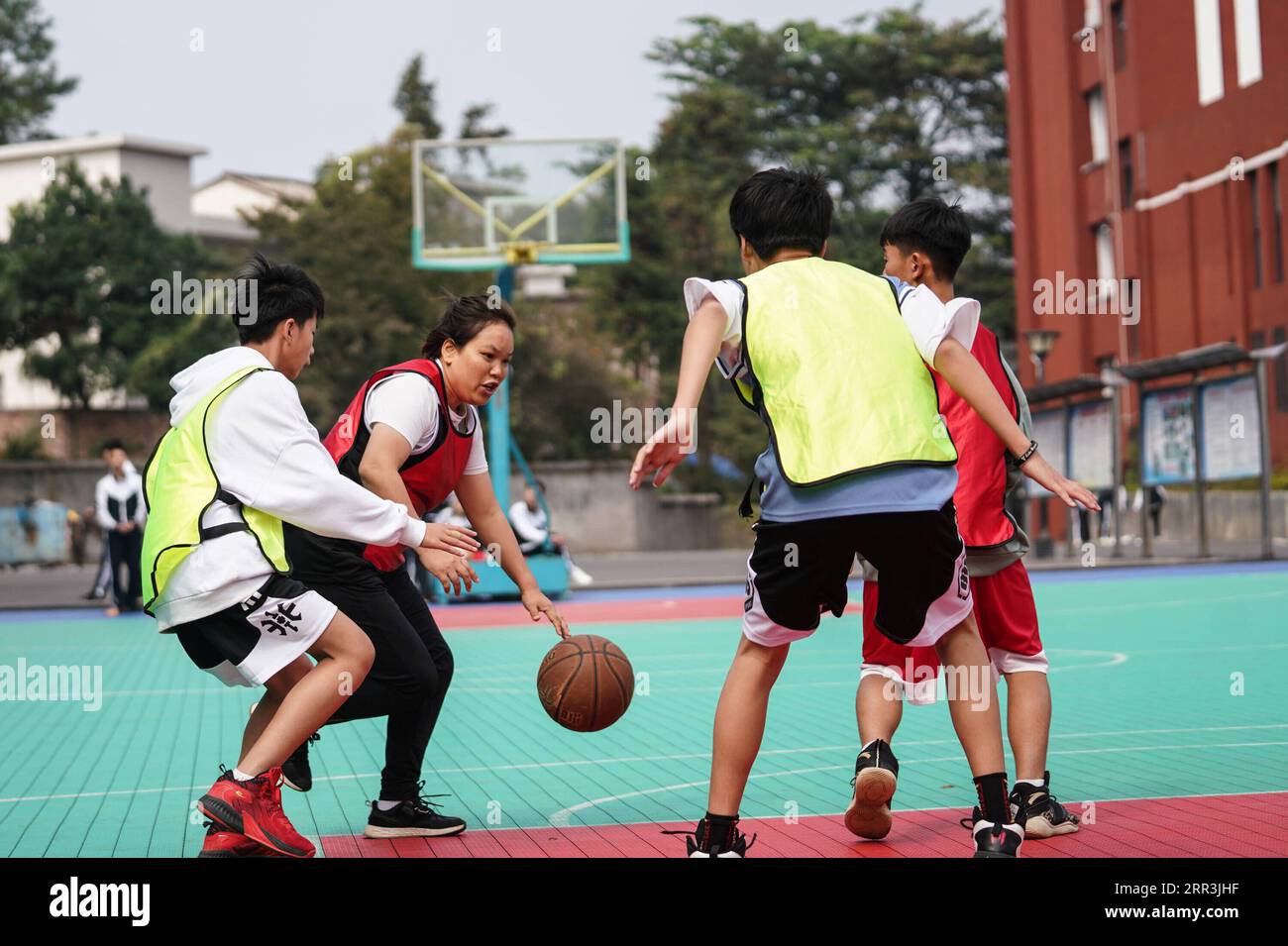 201105 -- LUXIJIANGXI, 5 novembre 2020 -- foto scattata il 3 novembre 2020 mostra Zeng Hong 2nd, L che gioca a basket al Nankeng Township della contea di Luxi, nella provincia orientale del Jiangxi della Cina. Zeng Hong, 33 anni, ex arbitro di pallacanestro e allenatore di club, ora è insegnante di educazione fisica in una scuola media a Nankeng. Allena le sessioni di basket dopo la scuola, portando abilità e felicità ai suoi studenti. Allo stesso tempo, il suo entusiasmo per il basket ha ispirato suo figlio, che l'anno scorso ha rivendicato un titolo durante una partita di basket per giovani sotto i 9 anni a Nankeng Township. Il comportamento brillante e fresco di Zeng mentre Foto Stock