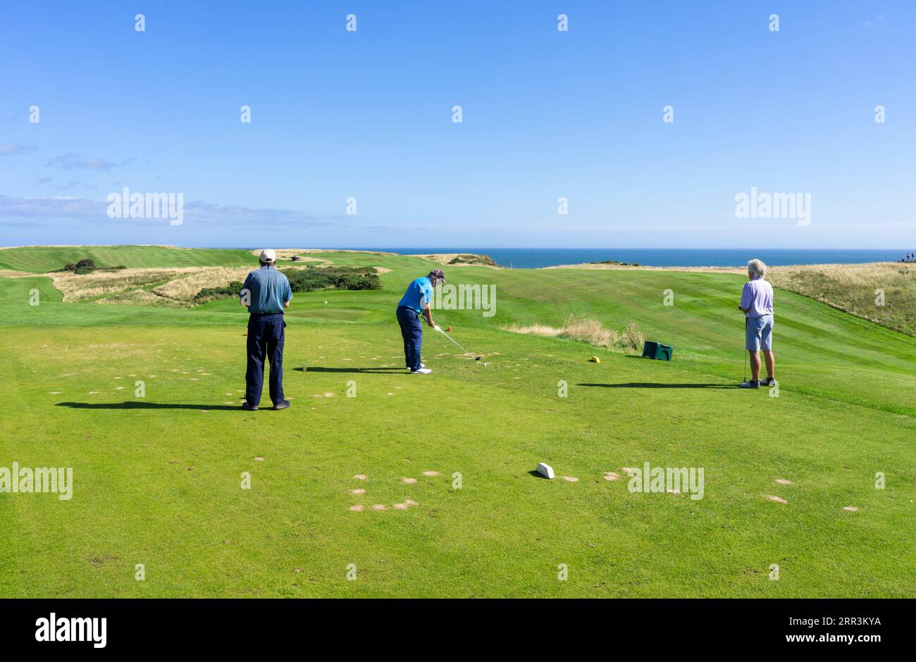 Flamborough Head Golf Club tre uomini che giocano a golf sul campo da golf Links Flamborough Yorkshire East Riding of Yorkshire Coast England uk gb Europe Foto Stock