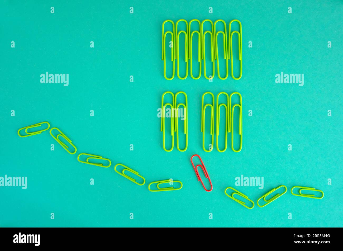 concetto, metafora, risorse umane, caccia alla testa, soluzione, innovazione, idea e concetto di avvio commerciale con graffette, uno rosso sta sfuggendo Foto Stock