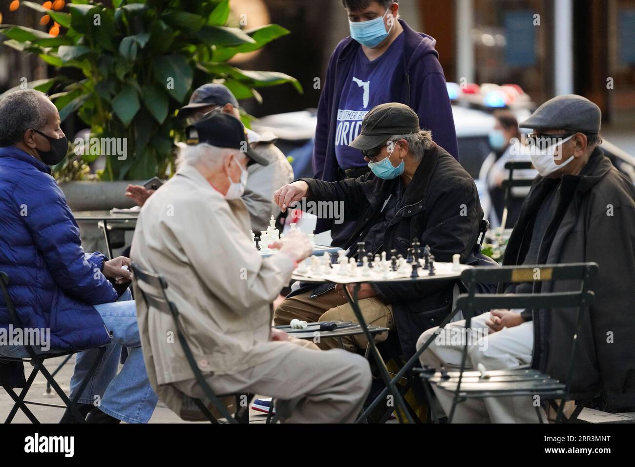 201107 -- NEW YORK, 7 novembre 2020 -- le persone che indossano maschere per il viso giocano a scacchi al Bryant Park di New York, negli Stati Uniti, 6 novembre 2020. Gli Stati Uniti hanno stabilito un nuovo record mondiale poiché i loro casi di COVID-19 in un solo giorno hanno superato i 110.000 di giovedì. U.S.-NEW YORK-COVID-19-CASI WangxYing PUBLICATIONxNOTxINxCHN Foto Stock