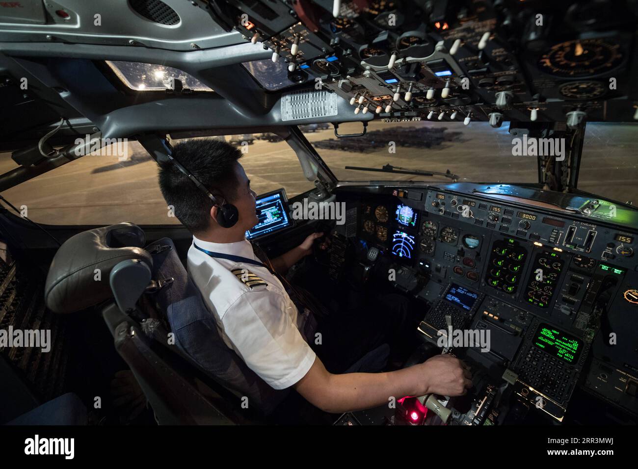 201107 -- SHENZHEN, 7 novembre 2020 -- Wang Qinjin si prepara per un volo all'interno della cabina di pilotaggio di un aereo all'aeroporto internazionale Bao An di Shenzhen, provincia del Guangdong, nella Cina meridionale, 9 settembre 2020. Wang Qinjin, un giovane di Leping, nella provincia del Jiangxi della Cina orientale, è venuto a Shenzhen per cercare un lavoro dopo essersi diplomato al college nel luglio del 2009. Attratto dal programma di formazione dei talenti della SF Express Co., Ltd., Wang fece domanda per il magazziniere e il responsabile delle consegne dell'azienda, e fu presto assunto. Ha lavorato molto duramente, venendo scelto come futuro manager otto mesi dopo. Anche nella Foto Stock