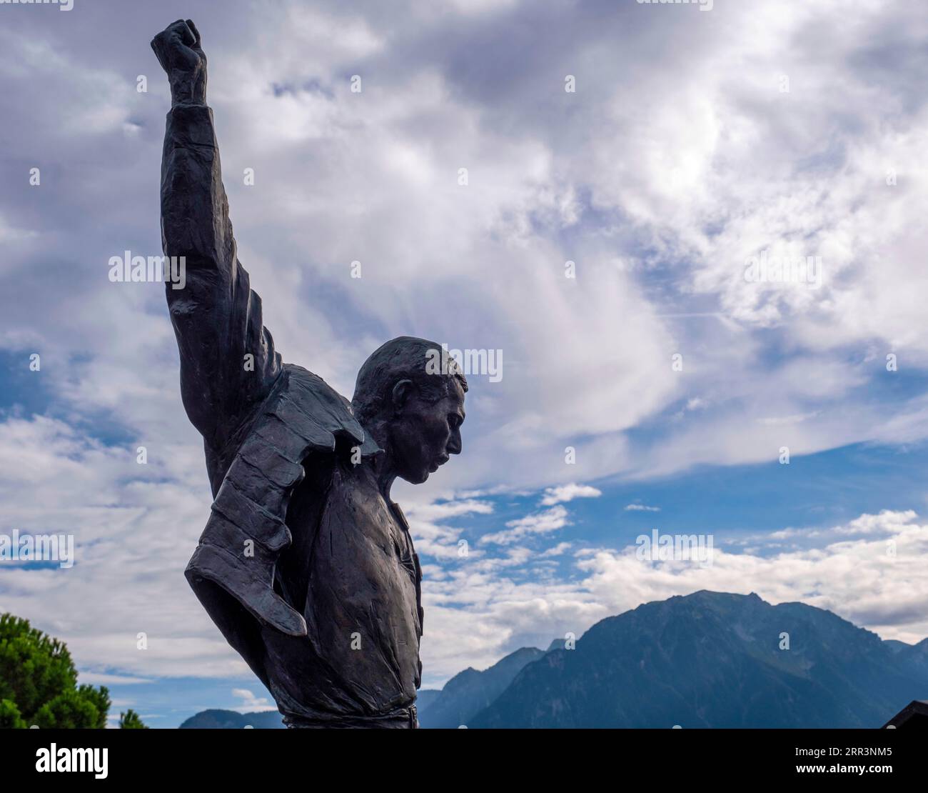 Statua di Freddy Mercury, icona del rock, durante una festa di compleanno sulle rive del lago di Ginevra, Montreux, Canton Vaud, Svizzera Foto Stock