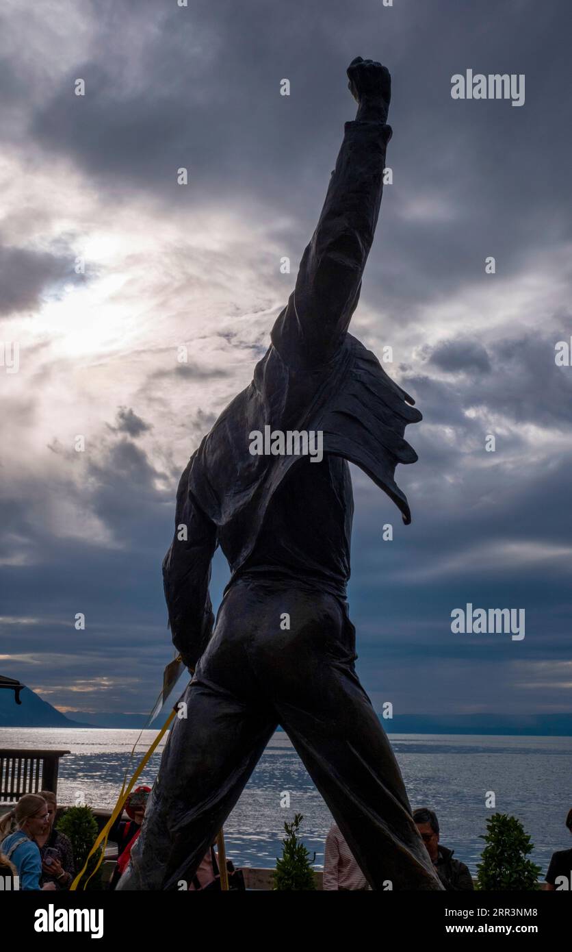 Statua di Freddy Mercury, icona del rock, durante una festa di compleanno sulle rive del lago di Ginevra, Montreux, Canton Vaud, Svizzera Foto Stock