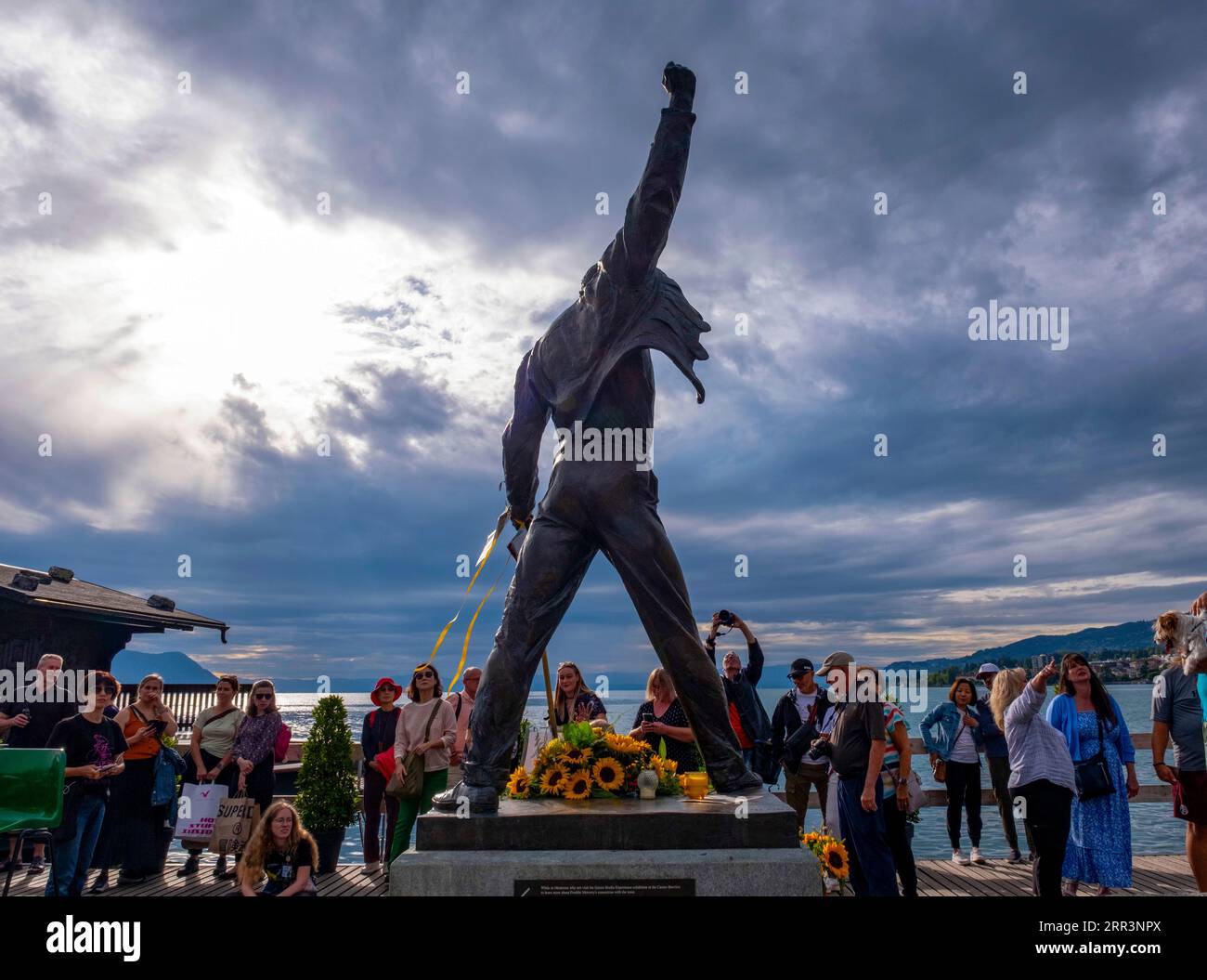 Statua di Freddy Mercury, icona del rock, durante una festa di compleanno sulle rive del lago di Ginevra, Montreux, Canton Vaud, Svizzera Foto Stock