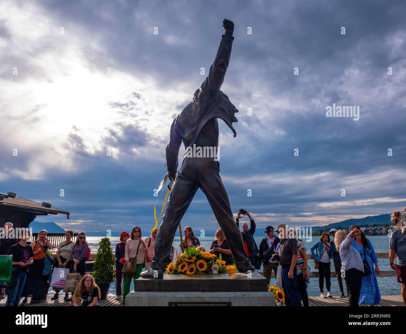 Statua di Freddy Mercury, icona del rock, durante una festa di compleanno sulle rive del lago di Ginevra, Montreux, Canton Vaud, Svizzera Foto Stock