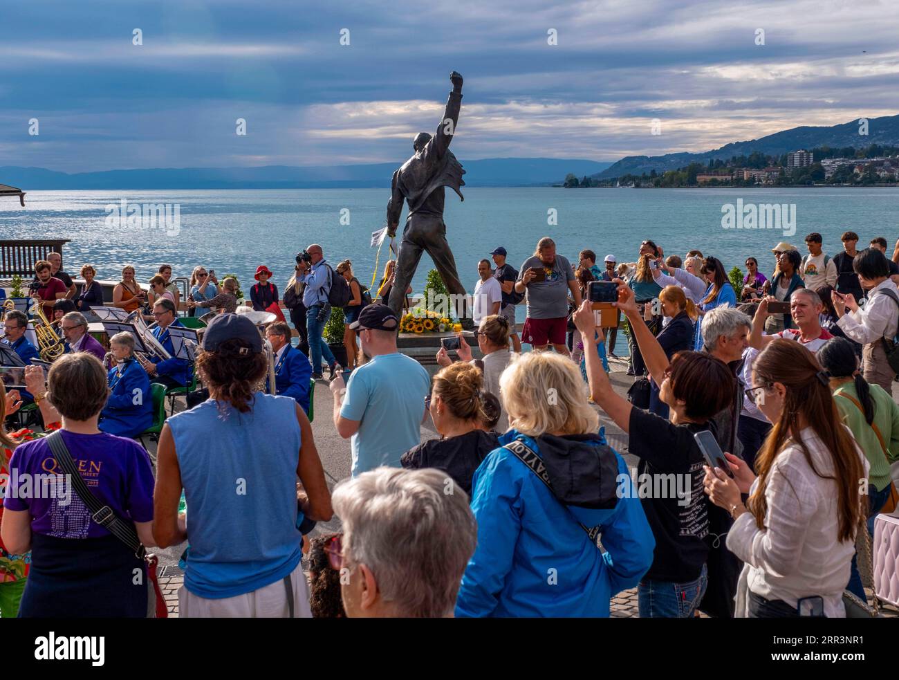 Statua di Freddy Mercury, icona del rock, durante una festa di compleanno sulle rive del lago di Ginevra, Montreux, Canton Vaud, Svizzera Foto Stock