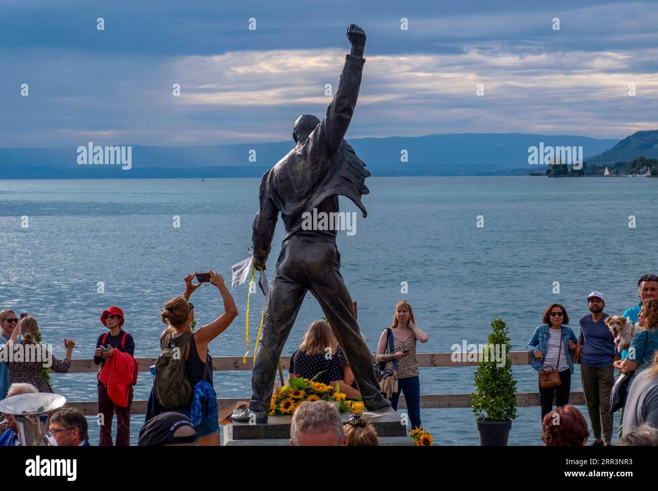 Statua di Freddy Mercury, icona del rock, durante una festa di compleanno sulle rive del lago di Ginevra, Montreux, Canton Vaud, Svizzera Foto Stock