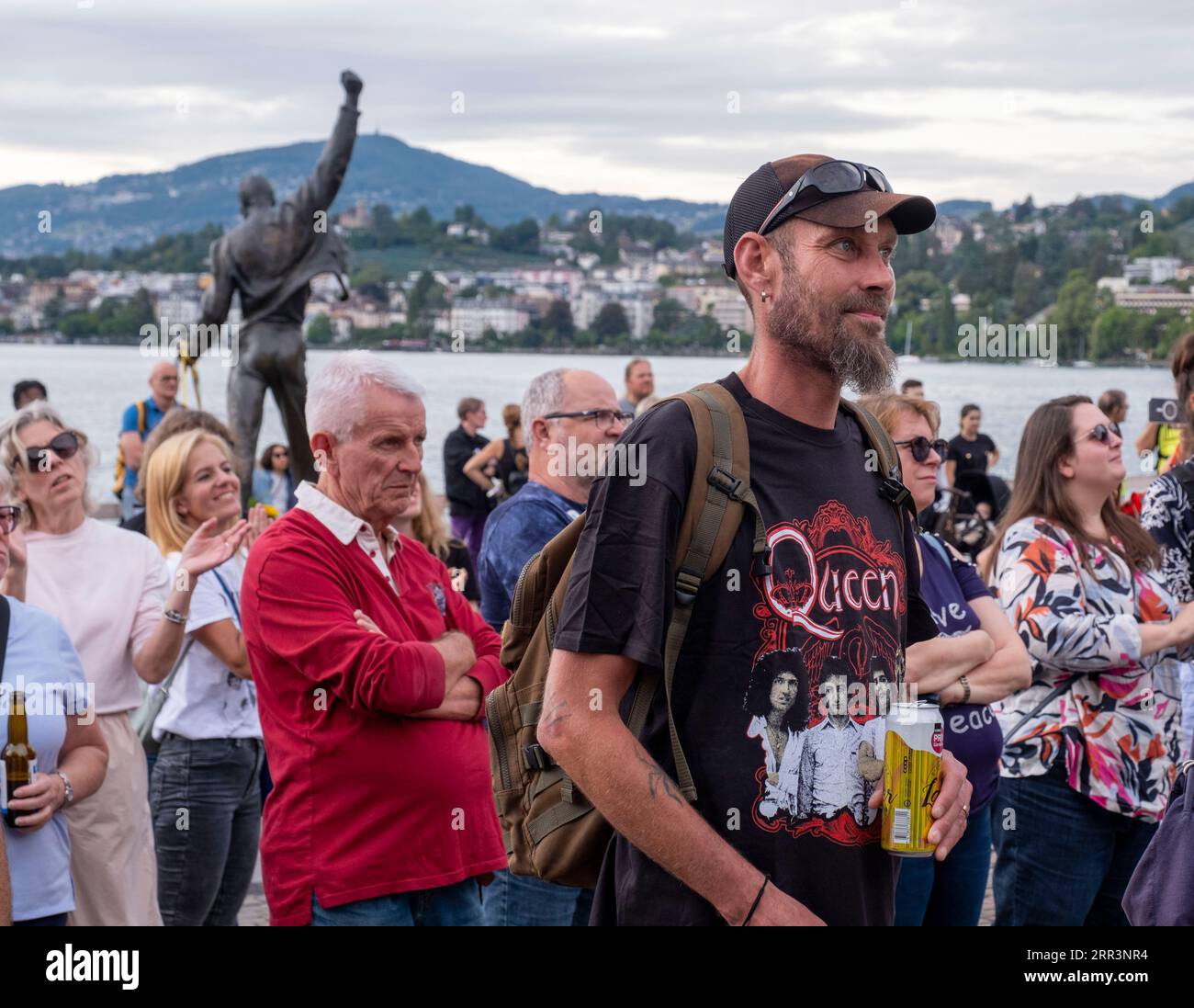 Statua di Freddy Mercury, icona del rock, durante una festa di compleanno sulle rive del lago di Ginevra, Montreux, Canton Vaud, Svizzera Foto Stock