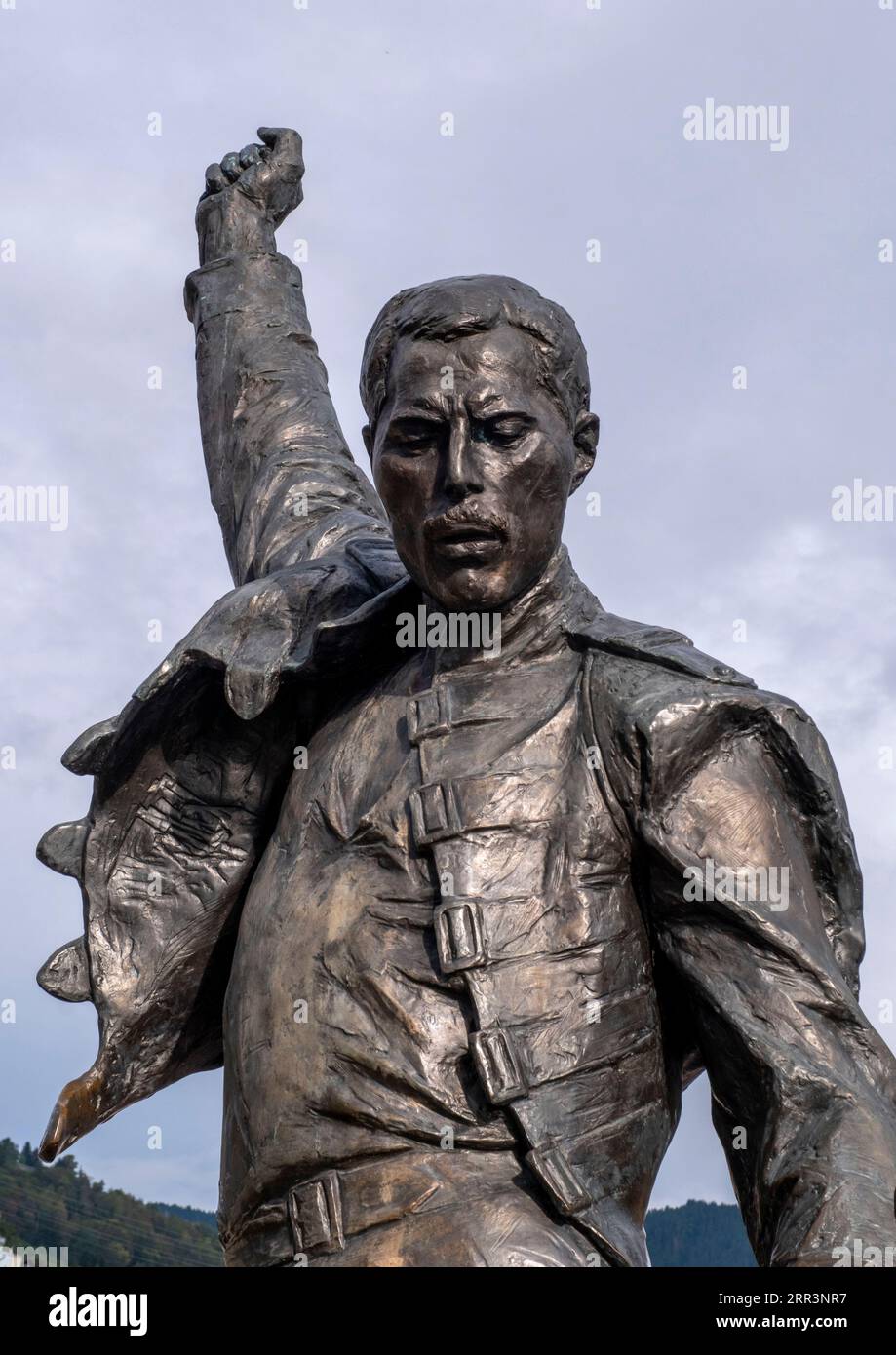 Statua di Freddy Mercury, icona del rock, durante una festa di compleanno sulle rive del lago di Ginevra, Montreux, Canton Vaud, Svizzera Foto Stock