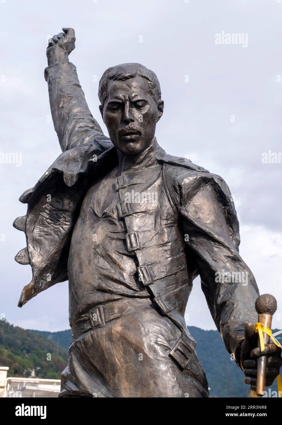 Statua di Freddy Mercury, icona del rock, durante una festa di compleanno sulle rive del lago di Ginevra, Montreux, Canton Vaud, Svizzera Foto Stock