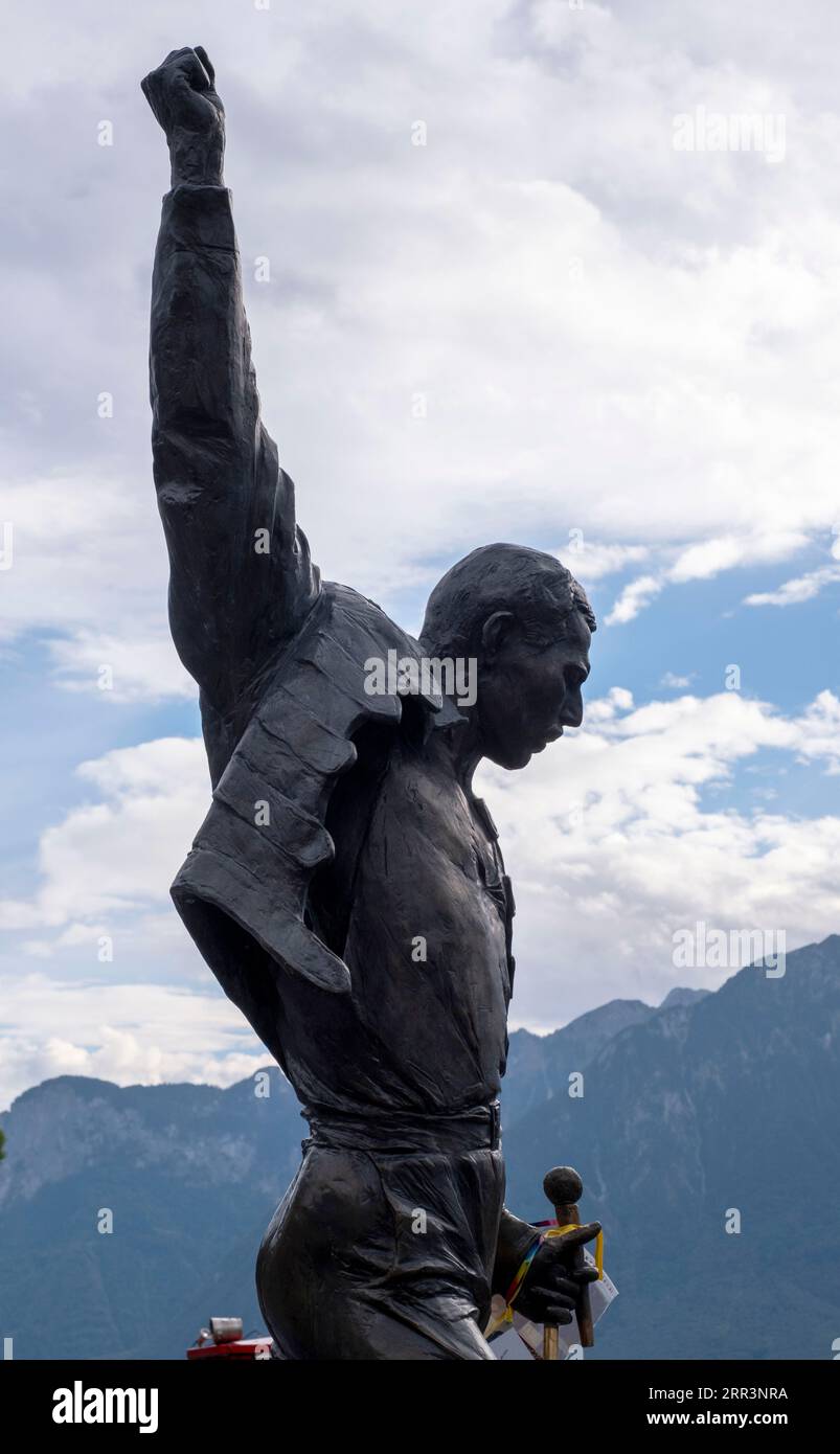 Statua di Freddy Mercury, icona del rock, durante una festa di compleanno sulle rive del lago di Ginevra, Montreux, Canton Vaud, Svizzera Foto Stock