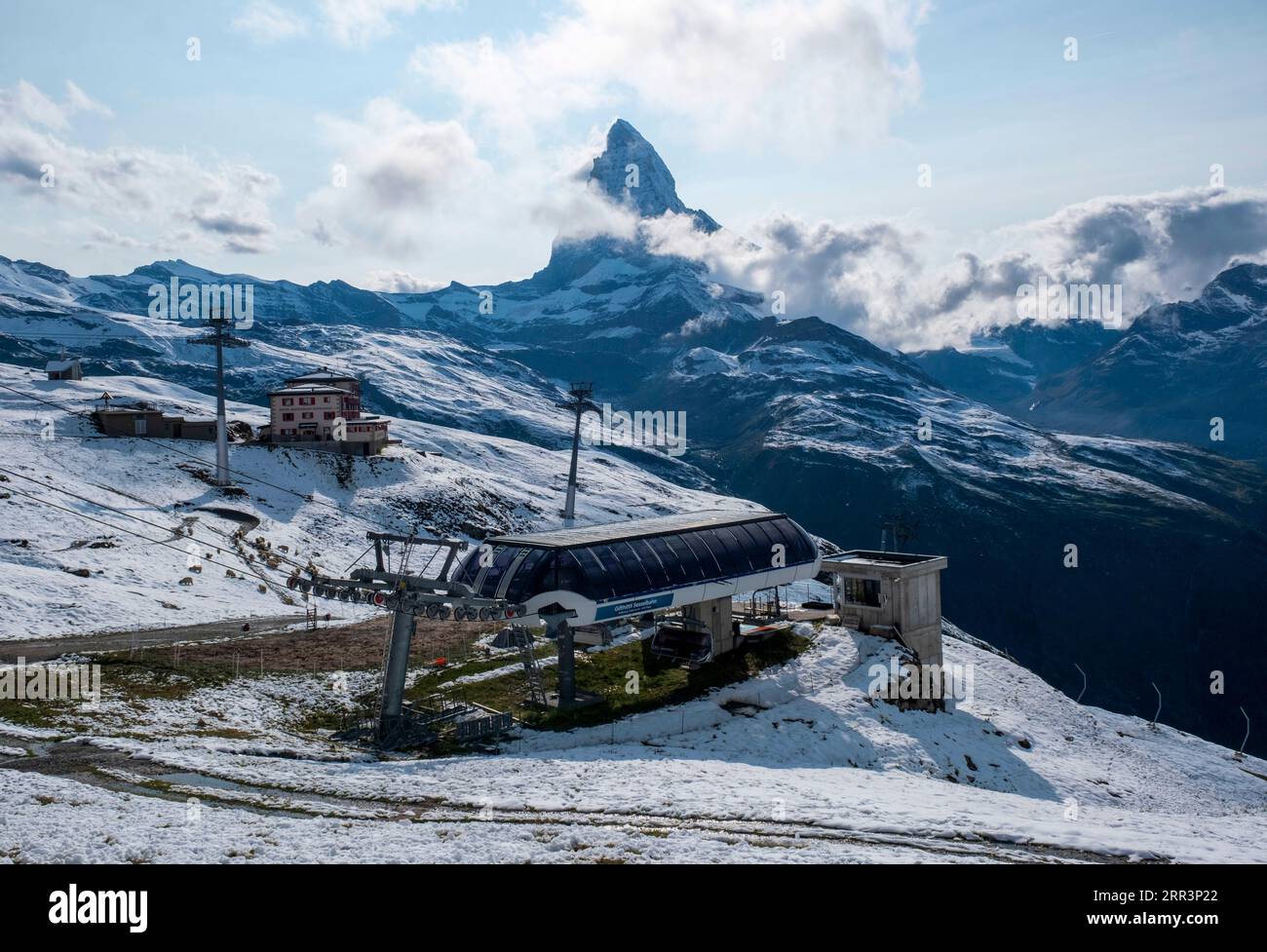 L'iconica montagna del Cervino dopo una fresca caduta di neve alla fine di agosto. Vista da Zermatt, Canton Vallese, Svizzera. Foto Stock
