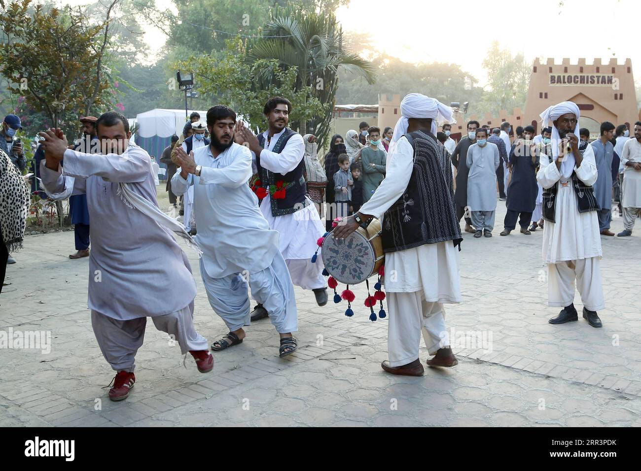 201109 -- ISLAMABAD, 9 novembre 2020 -- gli artisti si esibiscono durante il Lok Mela Festival a Islamabad, capitale del Pakistan, l'8 novembre 2020. Il festival fornisce una piattaforma per le persone artigiane per presentare le loro opere artistiche e per gli artisti popolari per mostrare le loro esibizioni. PAKISTAN-ISLAMABAD-LOK MELA FESTIVAL AhmadxKamal PUBLICATIONxNOTxINxCHN Foto Stock