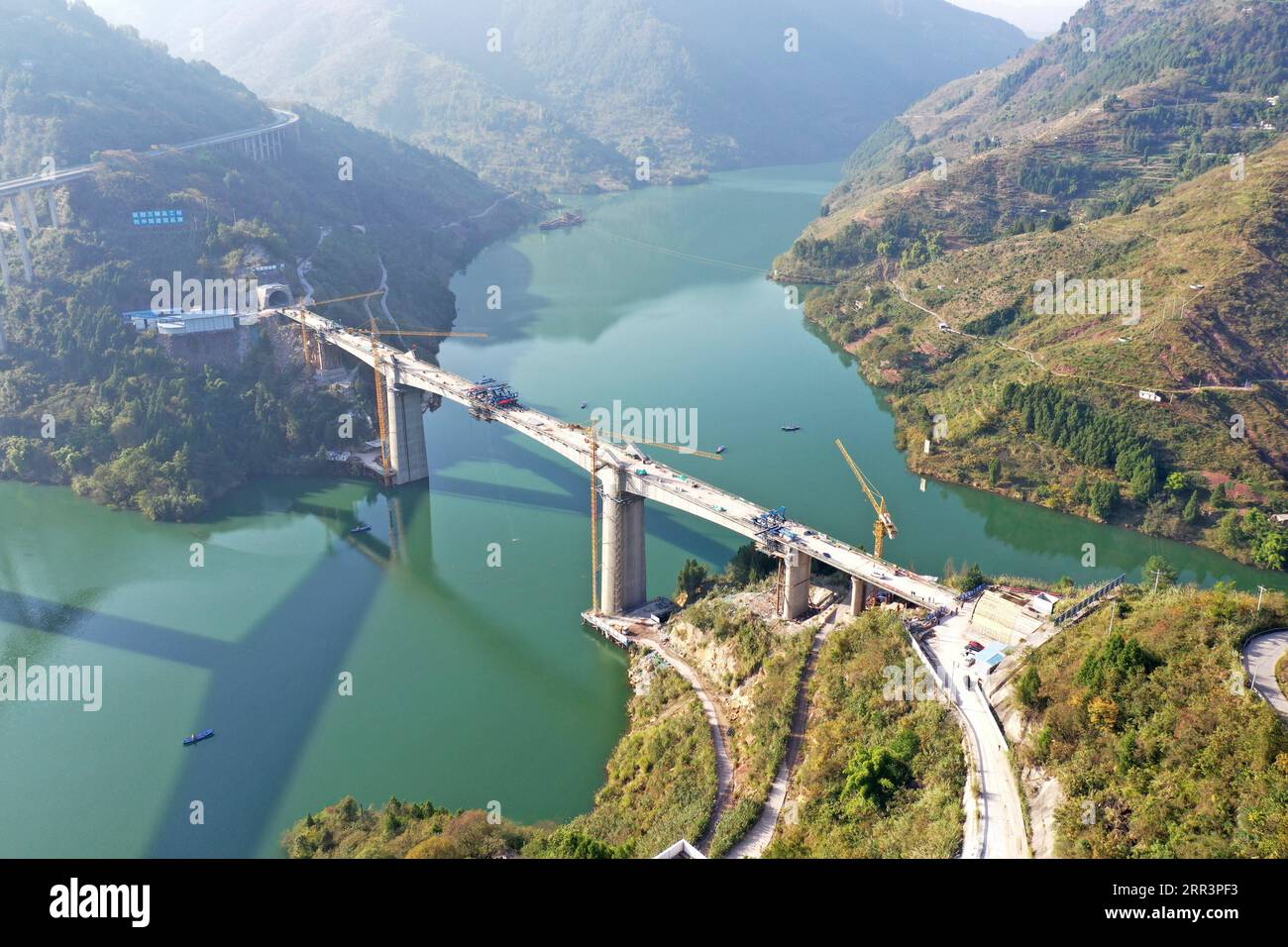 201109 -- CHONGQING, 9 novembre 2020 -- la foto scattata l'8 novembre 2020 mostra il cantiere di un ponte ferroviario ad alta velocità sul fiume Tangxi nella Yunyang Township nel sud-ovest della Cina. Il ponte lungo 472 metri, che terminò la sua fase finale per la chiusura l'8 novembre, fa parte della ferrovia ad alta velocità lunga 818 chilometri che collega Zhengzhou, capitale provinciale dell'Henan, con il distretto di Wanzhou di Chongqing. CHINA-CHONGQING-FERROVIA AD ALTA VELOCITÀ-COSTRUZIONE DI PONTI CN TANGXYI PUBLICATIONXNOTXINXCHN Foto Stock