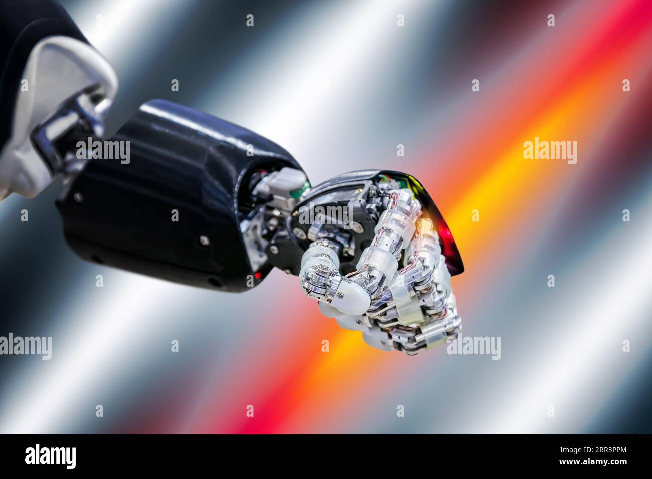 Dettaglio del braccio di un robot che riproduce fedelmente i complessi movimenti di un'articolazione umana. Tecnologia avanzata. Foto Stock