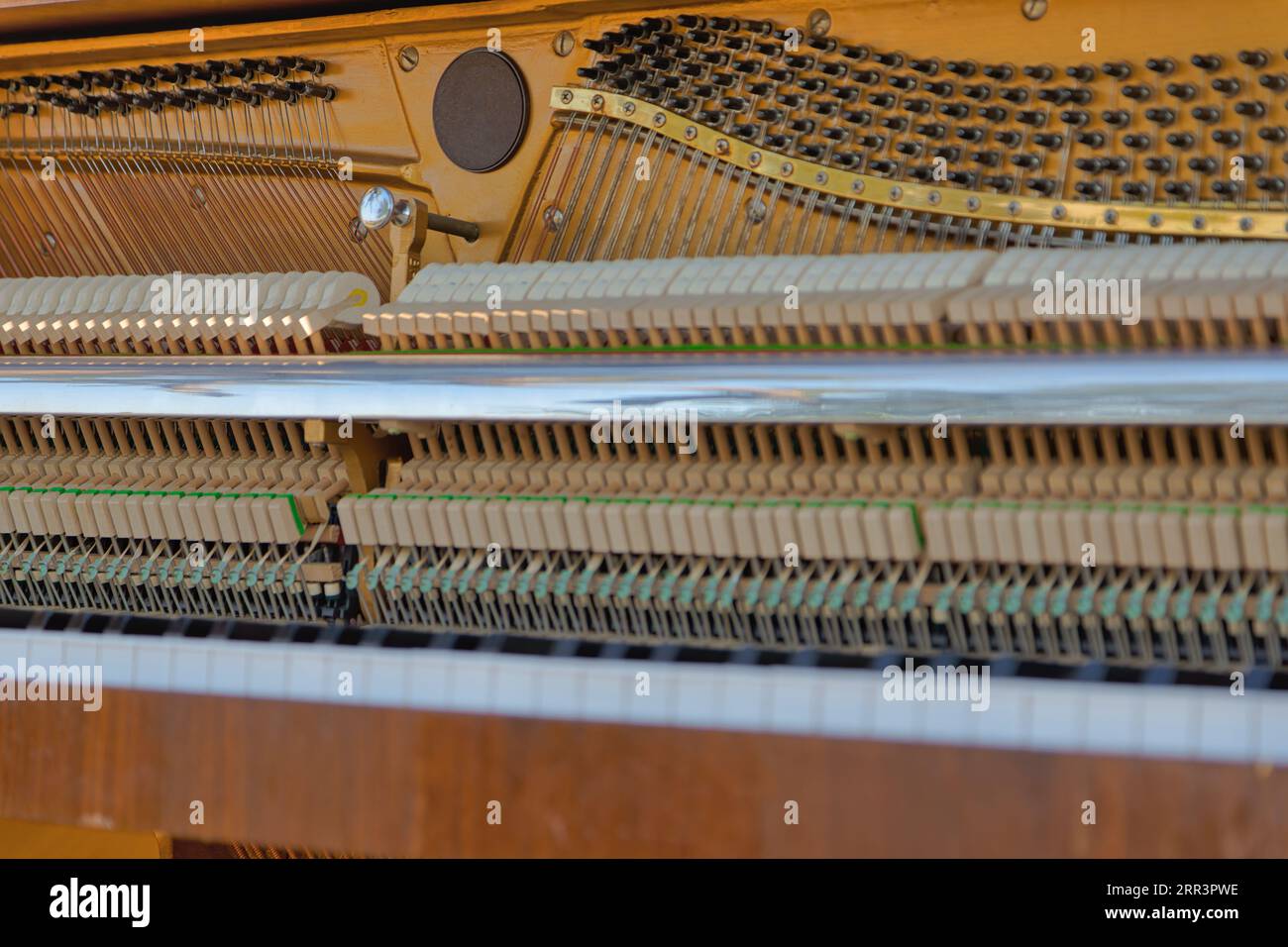 Dettaglio primo piano della tastiera per pianoforte antica Foto Stock