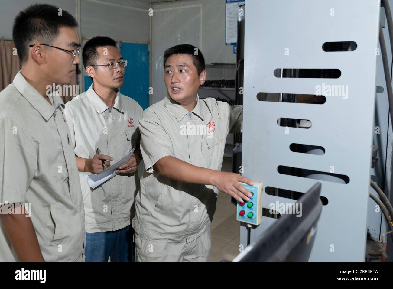 201110 -- VIENTIANE, 10 novembre 2020 -- Xu Zhou R alza con i colleghi su attrezzature e problemi tecnici presso l'ufficio del progetto ferroviario Cina-Laos nella periferia nord di Vientiane, capitale del Laos, 5 agosto 2020. La ferrovia Cina-Laos è un progetto strategico di attracco tra l'iniziativa Belt and Road proposta dalla Cina e la strategia del Laos per convertire il paese senza sbocco sul mare in un hub collegato a terra. L'ingegnere cinese Xu Zhou, che ha ricevuto la Medaglia del 4 maggio, un'onorificenza nazionale per i giovani cinesi, sta guidando il suo gruppo dal gruppo di ingegneria della China Railway No. 2 CREC-2 a eseguire il Th Foto Stock