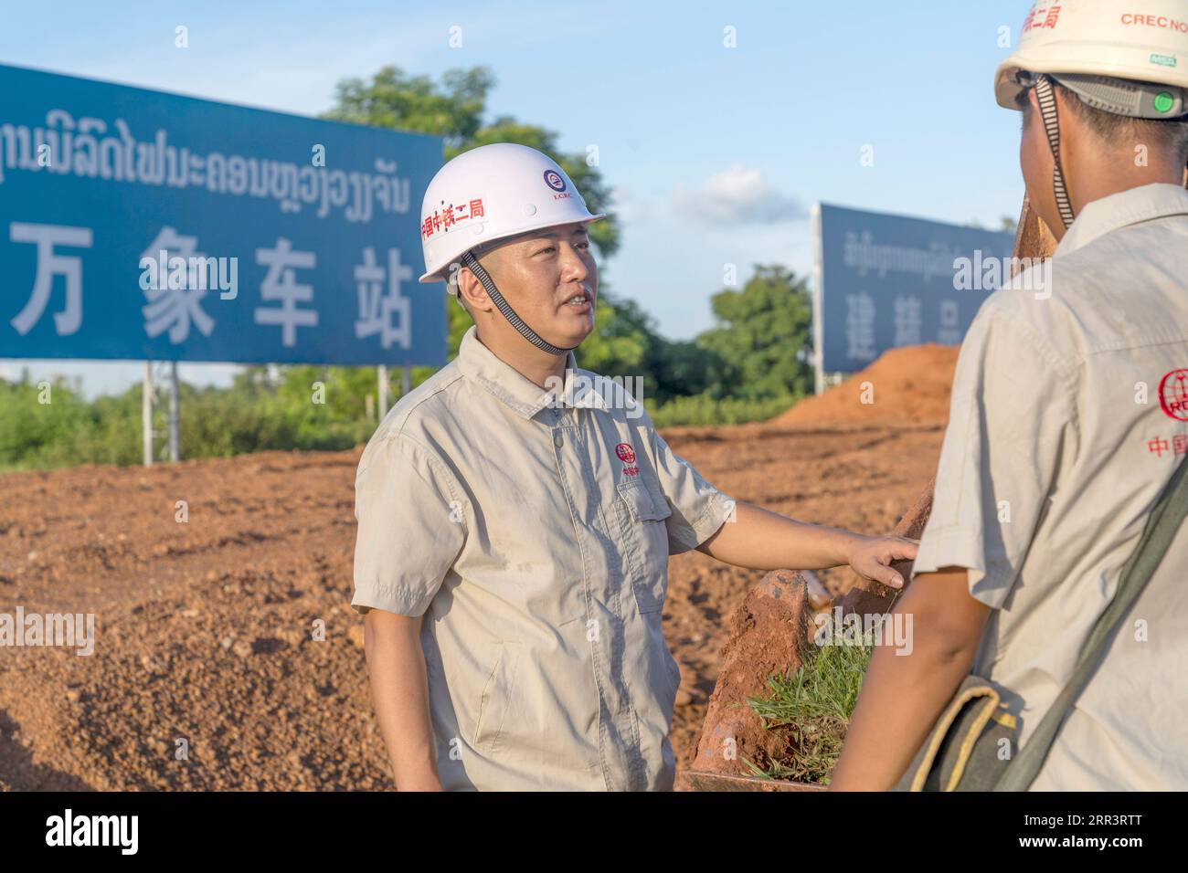 201110 -- VIENTIANE, 10 novembre 2020 -- Xu Zhou L ispeziona il cantiere del progetto ferroviario Cina-Laos nella periferia nord di Vientiane, capitale del Laos, 8 agosto 2020. La ferrovia Cina-Laos è un progetto strategico di attracco tra l'iniziativa Belt and Road proposta dalla Cina e la strategia del Laos per convertire il paese senza sbocco sul mare in un hub collegato a terra. L'ingegnere cinese Xu Zhou, che ha ricevuto la Medaglia del 4 maggio, un'onorificenza nazionale per i giovani cinesi, sta guidando il suo gruppo del gruppo ingegneristico CREC-2 China Railway No. 2 per svolgere il compito nella periferia di Vientiane. Il nostro pr Foto Stock