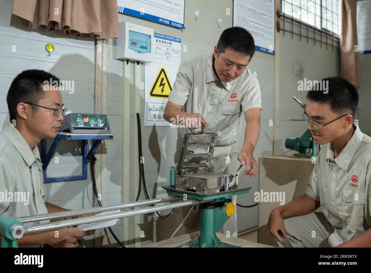 201110 -- VIENTIANE, 10 novembre 2020 -- Xu Zhou C parla con i suoi colleghi su attrezzature e problemi tecnici presso l'ufficio del progetto ferroviario Cina-Laos nella periferia nord di Vientiane, capitale del Laos, 5 agosto 2020. La ferrovia Cina-Laos è un progetto strategico di attracco tra l'iniziativa Belt and Road proposta dalla Cina e la strategia del Laos per convertire il paese senza sbocco sul mare in un hub collegato a terra. L'ingegnere cinese Xu Zhou, che ha ricevuto la Medaglia del 4 maggio, un'onorificenza nazionale per i giovani cinesi, sta guidando il suo gruppo dalla China Railway No. 2 Engineering Group CREC-2 a perfo Foto Stock