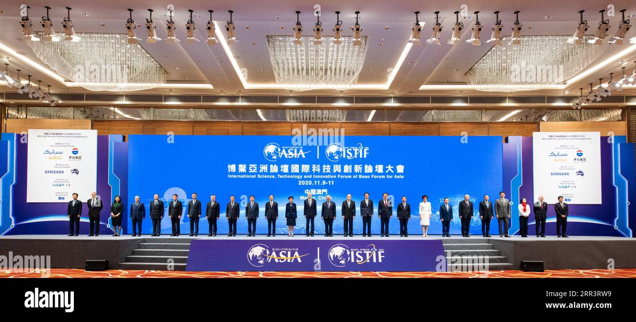 201110 -- MACAO, 10 novembre 2020 -- gli ospiti posano per una foto di gruppo alla prima conferenza del Forum Internazionale su Scienza, tecnologia e innovazione ISTIF del Boao Forum for Asia BFA a Macao, Cina meridionale, 10 novembre 2020. La prima conferenza dell'ISTIF della BFA ha aperto qui martedì. CHINA-MACAO-BOAO FORUM FOR ASIA-ISTIF CN CHEONGXKAMXKA PUBLICATIONXNOTXINXCHN Foto Stock