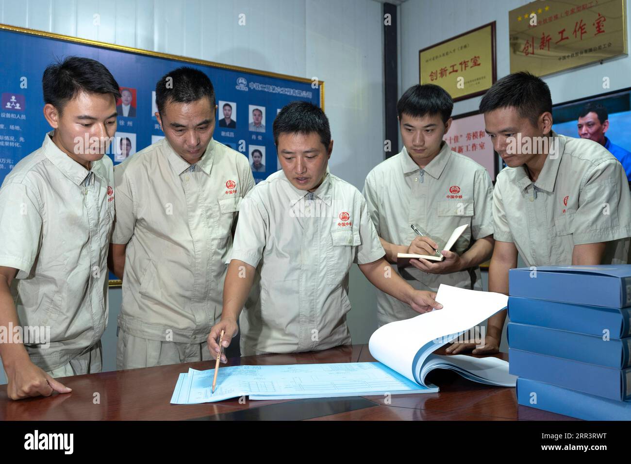 201110 -- VIENTIANE, 10 novembre 2020 -- Xu Zhou C fa un punto mentre parla con i suoi colleghi su problemi tecnici presso l'ufficio del progetto ferroviario Cina-Laos nella periferia nord di Vientiane, capitale del Laos, 5 agosto 2020. La ferrovia Cina-Laos è un progetto strategico di attracco tra l'iniziativa Belt and Road proposta dalla Cina e la strategia del Laos per convertire il paese senza sbocco sul mare in un hub collegato a terra. L'ingegnere cinese Xu Zhou, che ha ricevuto la Medaglia del 4 maggio, un'onorificenza nazionale per i giovani cinesi, sta guidando il suo gruppo dal gruppo ingegneristico CREC-2 China Railway No. 2 a. Foto Stock