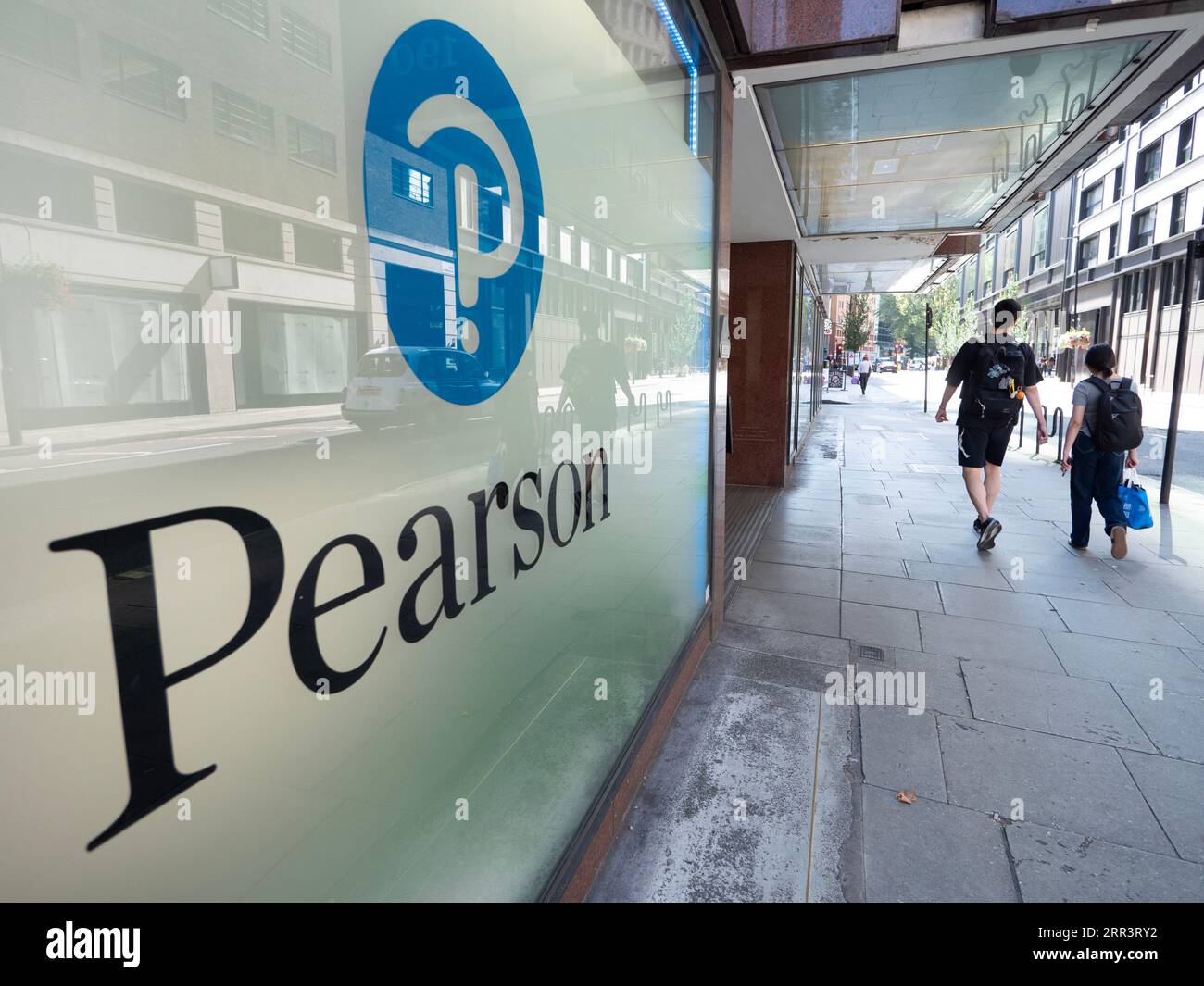 L'ingresso al Pearson Professional Centre al 190 High Holborn nel centro di Londra, catturato lunedì 21 agosto 2023. Questa struttura specializzata funge da hub ad alta sicurezza per i test basati su computer, incluse le certificazioni PTE Academic, UKCAT e Professional gestite da Pearson VUE. Questo lunedì, il centro ha visto un notevole afflusso di candidati arrivati per gli esami durante l'alta stagione estiva dei risultati. Foto Stock