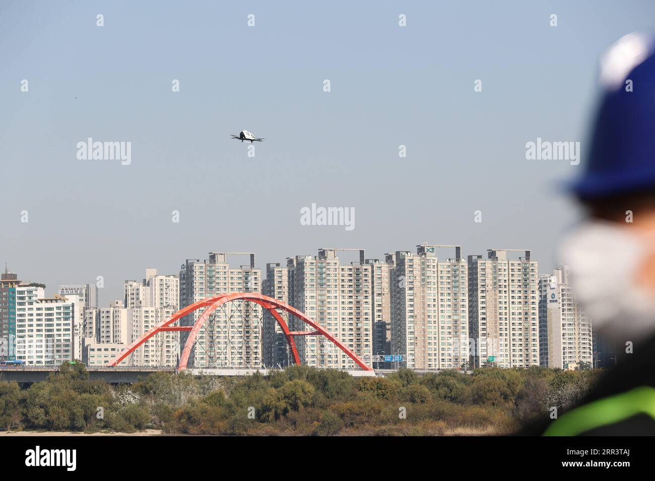 201111 -- SEOUL, 11 novembre 2020 -- il veicolo aereo autonomo, EHang 216, prodotto dalla società cinese Ehang, vola sopra Yeouido Hangang Park a Seoul, Corea del Sud, 11 novembre 2020. Il governo metropolitano di Seoul, insieme al Ministero del territorio, delle infrastrutture e dei trasporti della Corea del Sud, ha tenuto una dimostrazione volante di droni di consegna e veicolo aereo autonomo, o drone taxi, qui mercoledì. COREA DEL SUD-SEOUL-DRONE TAXI-DIMOSTRAZIONE WANGXJINGQIANG PUBLICATIONXNOTXINXCHN Foto Stock