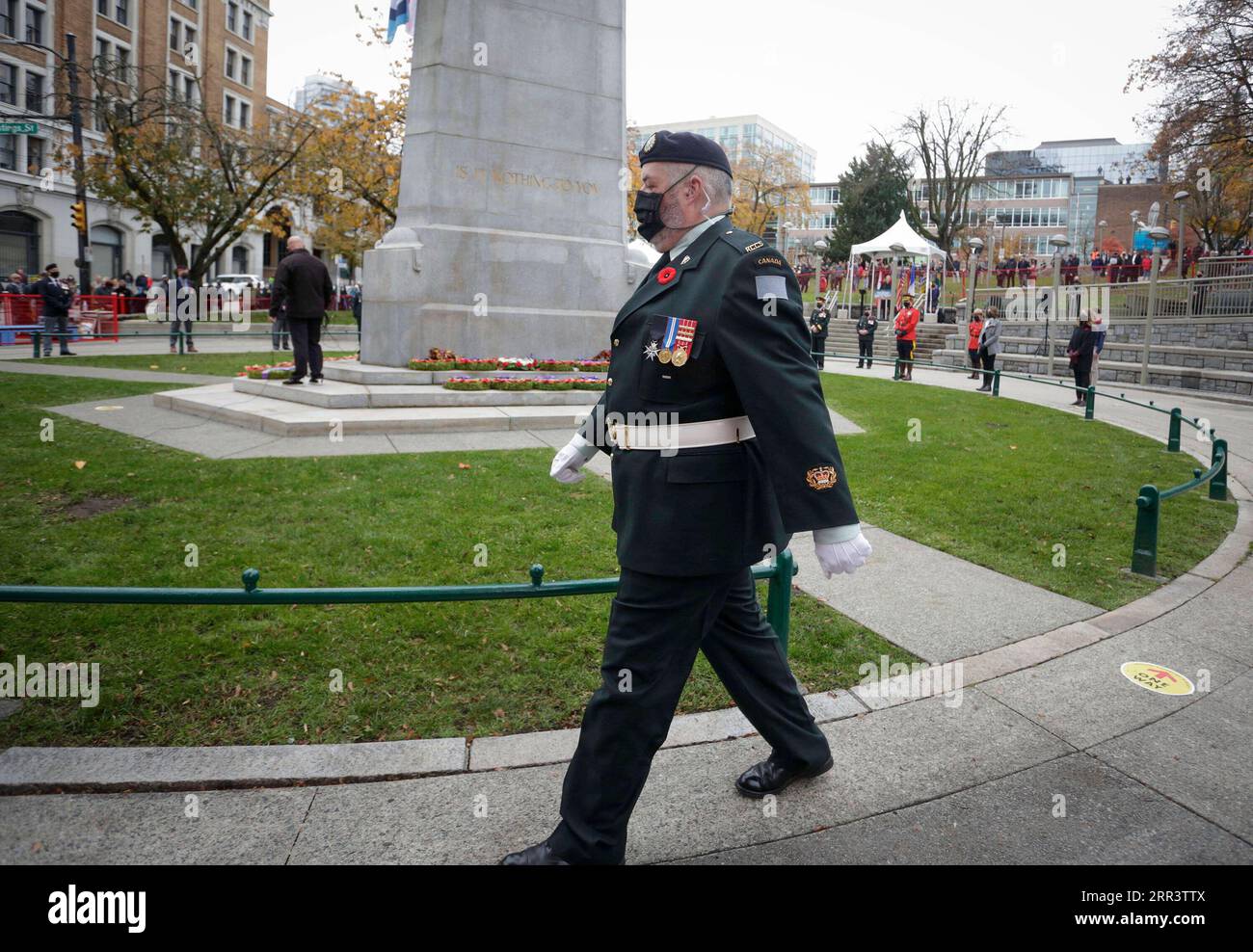 201111 -- VANCOUVER, 11 novembre 2020 -- Un membro delle forze armate canadesi cammina davanti al cenotafio durante la cerimonia del Remembrance Day a Victory Square a Vancouver, British Columbia, Canada, 11 novembre 2020. A causa della pandemia di COVID-19, la giornata della memoria di quest'anno si è svolta nell'ambito di misure di sicurezza sanitaria. La Piazza della Vittoria era chiusa al pubblico e consentiva solo a un numero limitato di partecipanti di partecipare alla cerimonia. Foto di /Xinhua CANADA-VANCOUVER-COVID-19-REMEMBER DAY LiangxSen PUBLICATIONxNOTxINxCHN Foto Stock