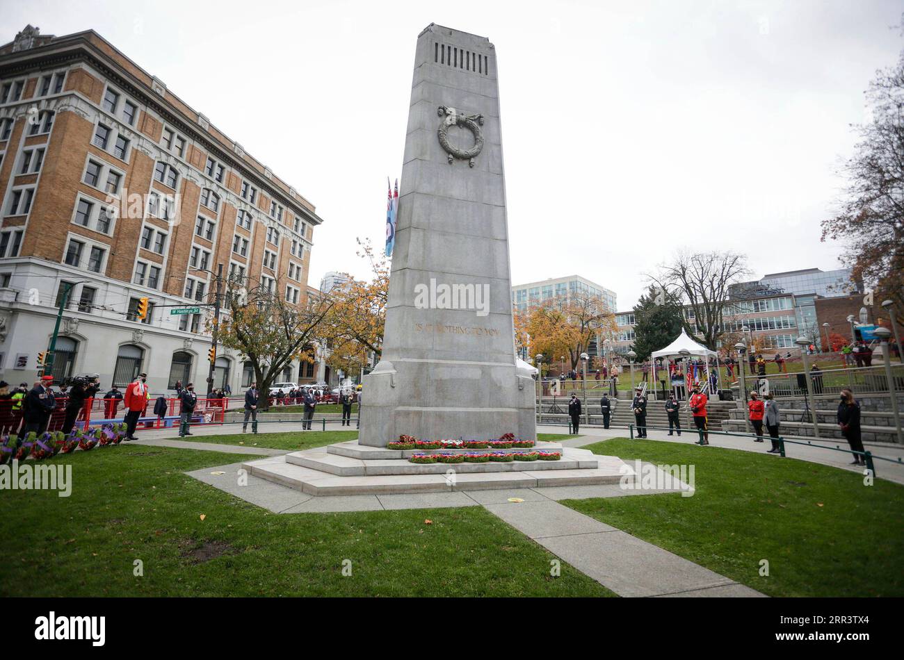 201111 -- VANCOUVER, 11 novembre 2020 -- i rappresentanti delle forze armate canadesi si stanno intorno al cenotafio con distanza fisica durante la cerimonia del Remembrance Day a Victory Square a Vancouver, British Columbia, Canada, 11 novembre 2020. A causa della pandemia di COVID-19, la giornata della memoria di quest'anno si è svolta nell'ambito di misure di sicurezza sanitaria. La Piazza della Vittoria era chiusa al pubblico e consentiva solo a un numero limitato di partecipanti di partecipare alla cerimonia. Foto di /Xinhua CANADA-VANCOUVER-COVID-19-REMEMBER DAY LiangxSen PUBLICATIONxNOTxINxCHN Foto Stock