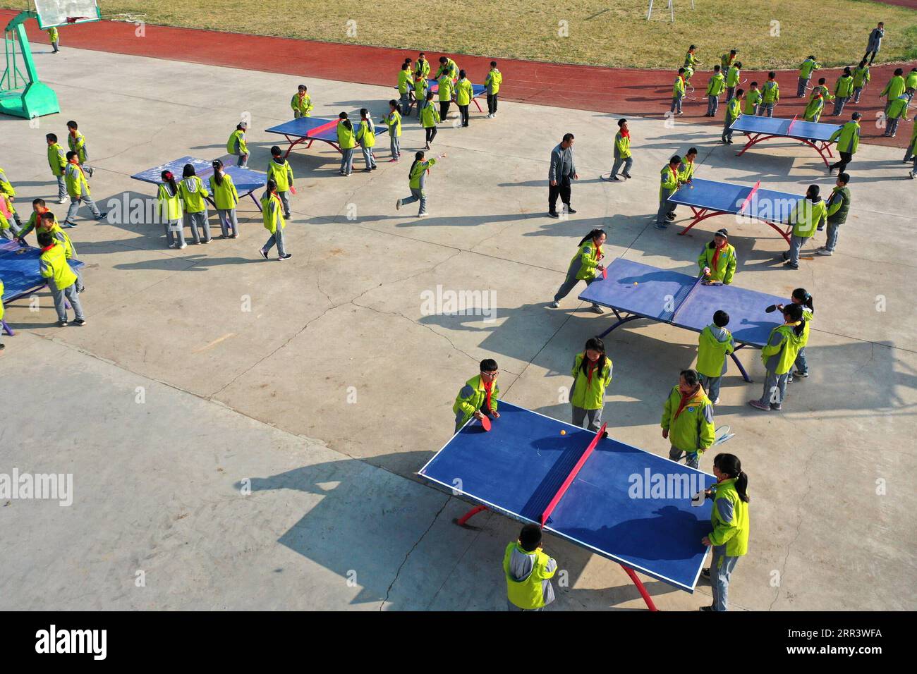 201112 -- QINGDAO, 12 novembre 2020 -- foto aerea scattata il 12 novembre 2020 mostra gli studenti che giocano a ping-pong durante una pausa di classe alla scuola elementare Dong gaobu di Qingdao, nella provincia dello Shandong nella Cina orientale. Negli ultimi anni, la scuola ha svolto varie attività sportive durante le pause di classe più lunghe come modo per aiutare gli studenti a rilassarsi e migliorare le loro condizioni fisiche. Foto di /Xinhua CHINA-SHANDONG-QINGDAO-SCHOOL-CLASS BREAK CN LiangxXiaopeng PUBLICATIONxNOTxINxCHN Foto Stock