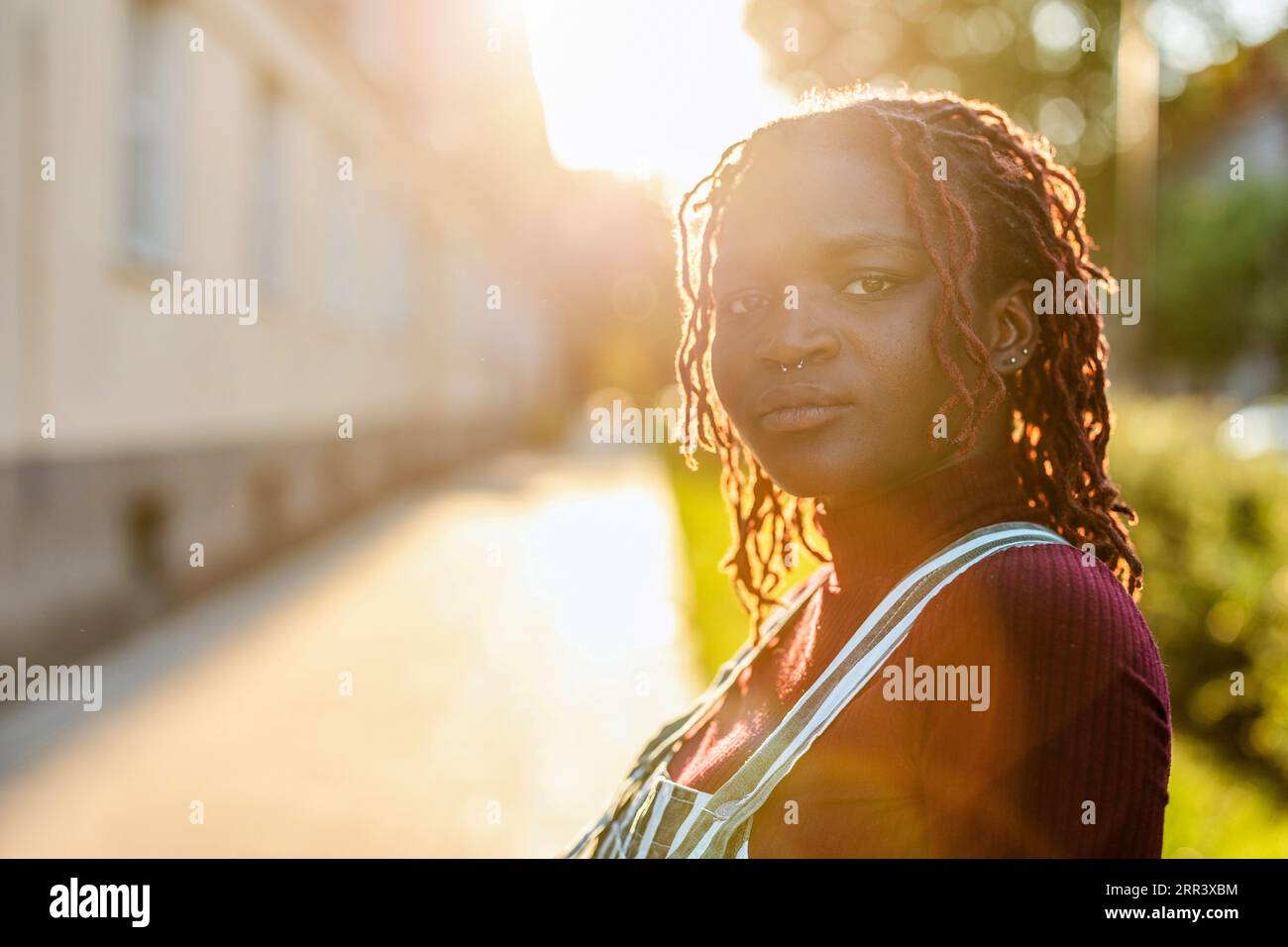 Persona fluida di genere premurosa in piedi sulla strada della città Foto Stock