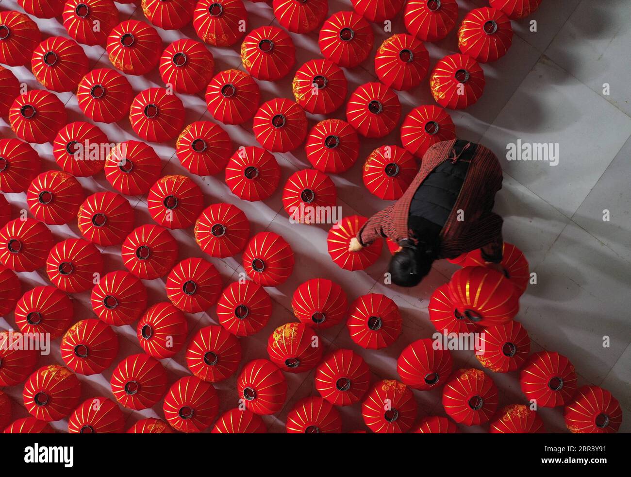 201114 -- PECHINO, 14 novembre 2020 -- la foto aerea mostra un abitante del villaggio che trasmette lanterne rosse a Luozhuang Township della città di Xingtai, nella provincia di Hebei nella Cina settentrionale, 13 novembre 2020. XINHUA FOTO DEL GIORNO XingxGuangli PUBLICATIONxNOTxINxCHN Foto Stock