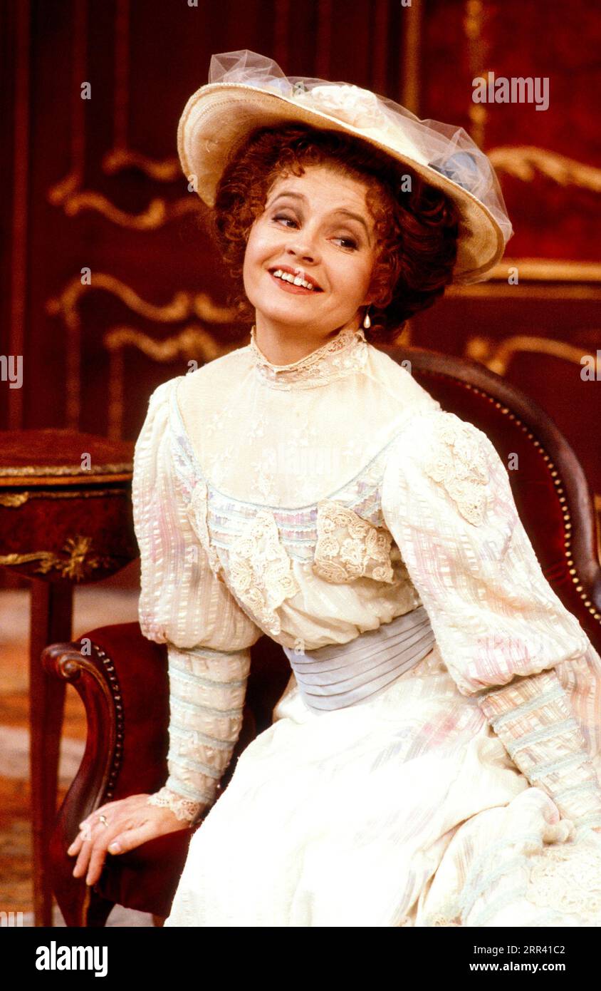 Prunella Scales (Daisy Wray) in BIG IN BRAZIL di Bamber Gascoigne all'Old Vic Theatre, Londra SE1 17/09/1984 scenografia: Patrick Robertson costumi: Rosemary Vercoe illuminazione: Mark Henderson regista: Mel Smith Foto Stock