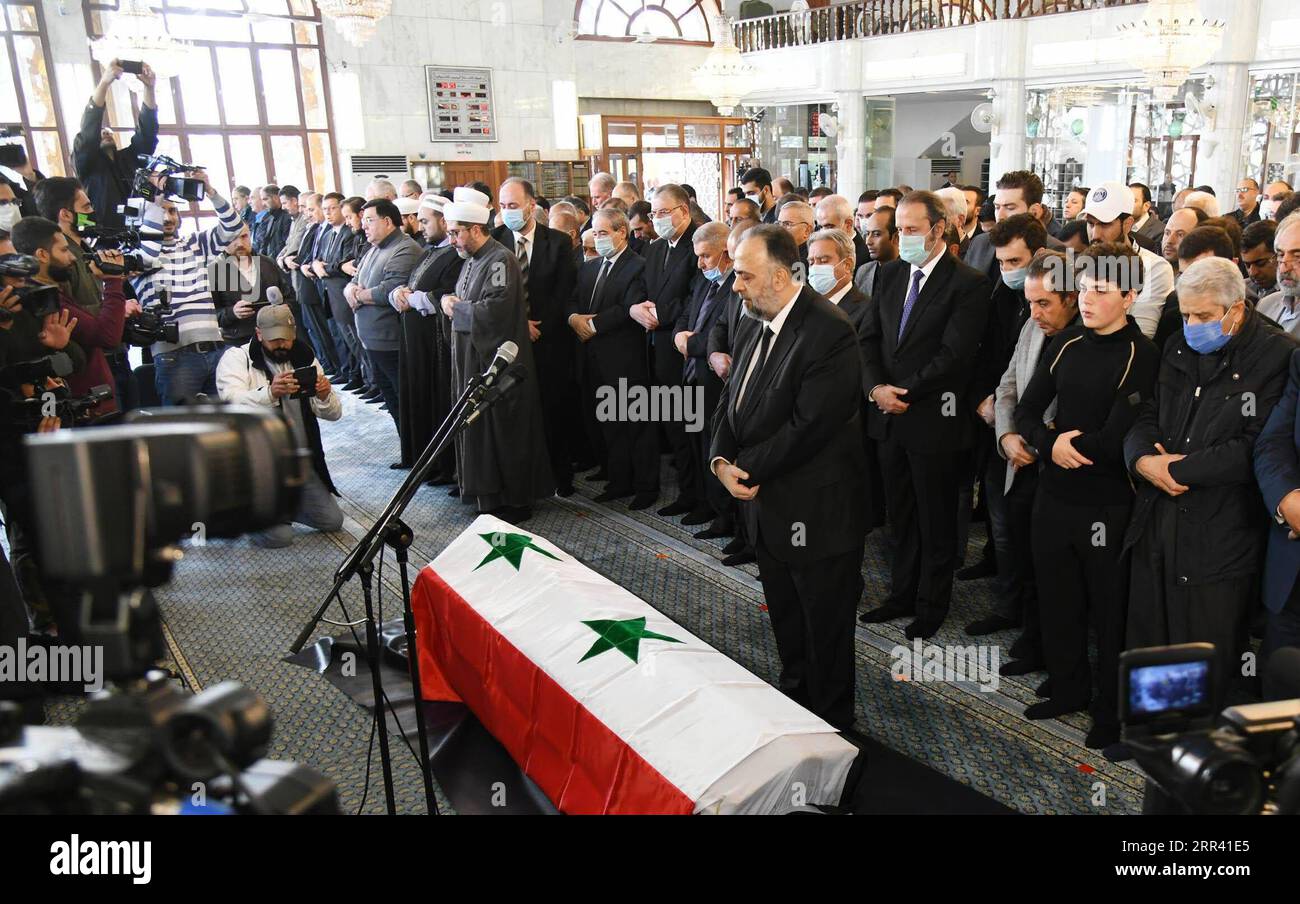 201116 -- DAMASCO, 16 novembre 2020 -- i luttuari assistono alle preghiere funebri per il defunto ministro degli Esteri siriano Walid al-Moallem in una moschea a Damasco, Siria, il 16 novembre 2020. Il ministro degli Esteri siriano Walid al-Moallem è morto all'alba lunedì, secondo la TV nazionale siriana, il ministero degli Esteri siriano ha annunciato. Foto di /Xinhua SYRIA-DAMASCO-FM-FUNERALE AmmarxSafarjalani PUBLICATIONxNOTxINxCHN Foto Stock