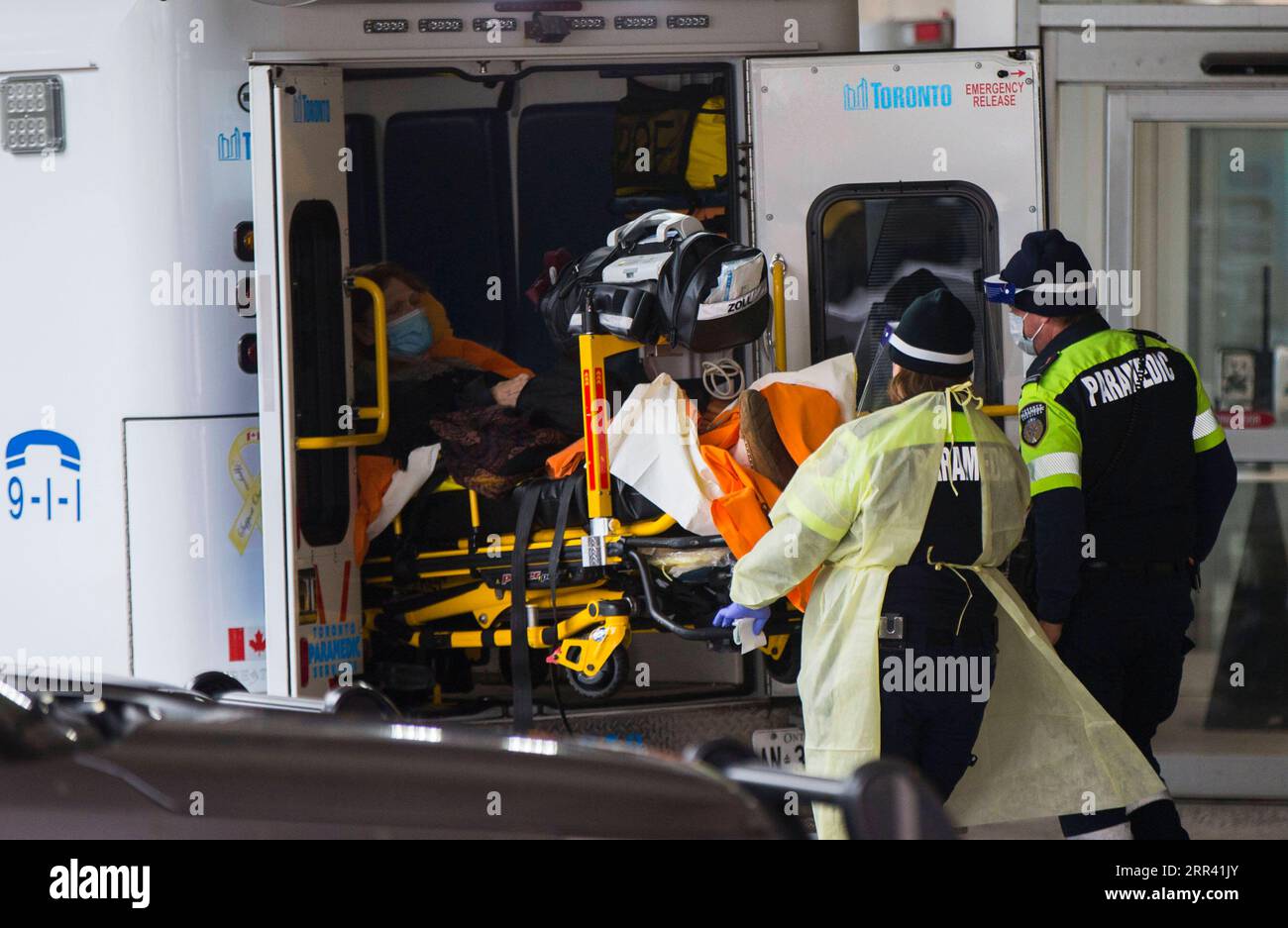 201116 -- TORONTO, 16 novembre 2020 -- Un paziente viene portato da un'ambulanza a un ospedale a Toronto, Canada, il 16 novembre 2020. Il Canada ha riportato un totale di 301.332 casi e 11.007 morti a partire da lunedì sera, secondo CTV. Foto di /Xinhua CANADA-TORONTO-COVID-19-CASES ZouxZheng PUBLICATIONxNOTxINxCHN Foto Stock