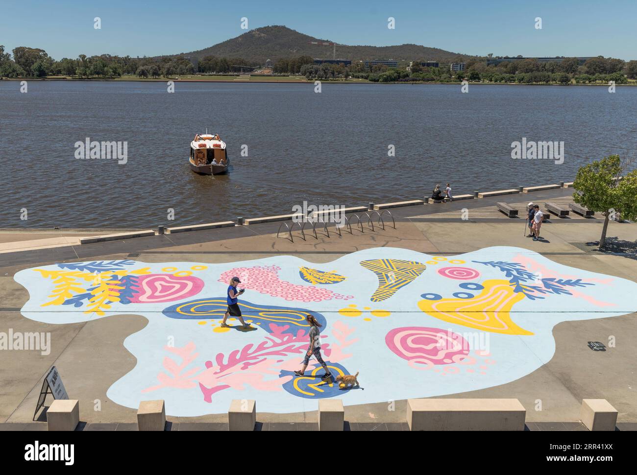 201117 -- CANBERRA, 17 novembre 2020 -- foto scattata il 17 novembre 2020 mostra un dipinto su larga scala esposto sul lungolago del lago Burley Griffin durante il Design Canberra Festival 2020 a Canberra, Australia. Il Design Canberra Festival 2020 in Australia si tiene dal 9 al 29 novembre per celebrare e promuovere la capitale della nazione come città globale del design. Foto di /Xinhua AUSTRALIA-CANBERRA-DESIGN-FESTIVAL LiuxChangchang PUBLICATIONxNOTxINxCHN Foto Stock