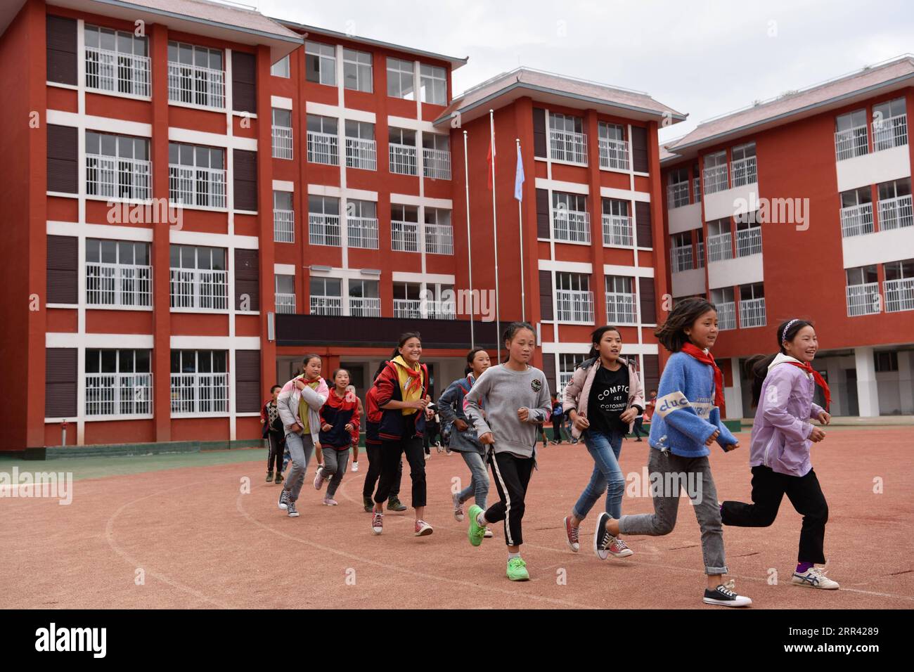 201117 -- CHENGDU, 17 novembre 2020 -- gli allievi corrono in fila nel parco giochi di nuova costruzione di una scuola elementare nella contea di Butuo della prefettura autonoma di Liangshan Yi, provincia del Sichuan della Cina sud-occidentale, 22 giugno 2020. La provincia cinese del Sichuan, le cui zone montuose sono state a lungo una cittadella di estrema povertà, martedì ha dichiarato di aver rimosso l'etichetta di povertà da tutte le sue contee. Il governo provinciale del Sichuan ha detto che sette contee della prefettura autonoma di Liangshan Yi sono state l'ultimo gruppo di contee della provincia ad essere rimosso dalla lista nazionale di povertà. PER ANDARE CON LA Cina Foto Stock