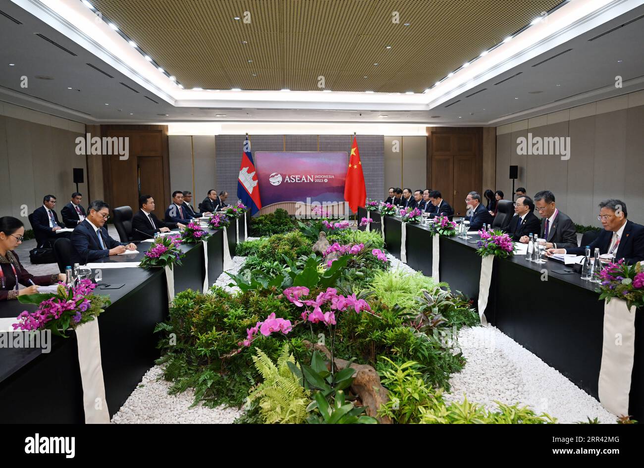 Giacarta, Indonesia. 6 settembre 2023. Il Premier cinese li Qiang incontra il primo ministro cambogiano Hun Manet a margine degli incontri dei leader sulla cooperazione nell'Asia orientale a Giacarta, Indonesia, 6 settembre 2023. Crediti: Zhang Ling/Xinhua/Alamy Live News Foto Stock