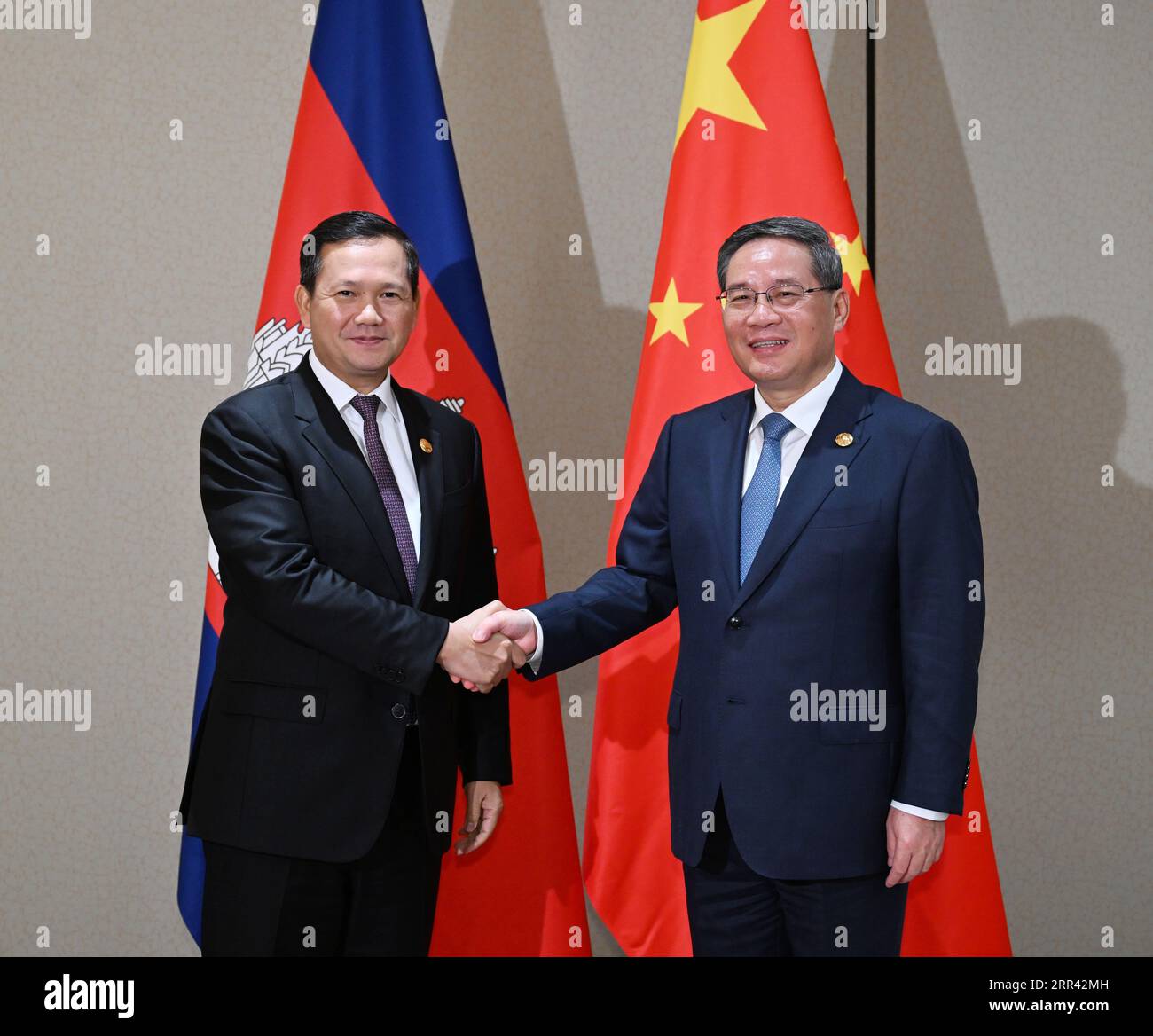 Giacarta, Indonesia. 6 settembre 2023. Il Premier cinese li Qiang incontra il primo ministro cambogiano Hun Manet a margine degli incontri dei leader sulla cooperazione nell'Asia orientale a Giacarta, Indonesia, 6 settembre 2023. Crediti: Zhang Ling/Xinhua/Alamy Live News Foto Stock