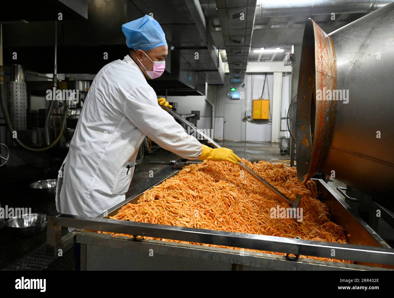 201118 -- LIUZHOU, 18 novembre 2020 -- li Yongguo controlla la marinazione di germogli di bambù sottaceto in un laboratorio di una società Luosifen a Liuzhou, nella regione autonoma del Guangxi Zhuang, nella Cina meridionale, 18 novembre 2020. Li Yongguo, 41 anni, era un coltivatore di bambù a Baise del Guangxi. Arrivò a Liuzhou nel 2008 e iniziò a fare riprese di bambù sottaceto come attività commerciale. Oltre dieci anni di esperienza nella produzione di germogli di bambù sottaceto lo rendono particolarmente sensibile all'odore dei germogli di bambù sottaceto. Può anche distinguere la qualità dei germogli di bambù semplicemente odorandoli. I germogli di bambù sottaceto sono un indizio Foto Stock