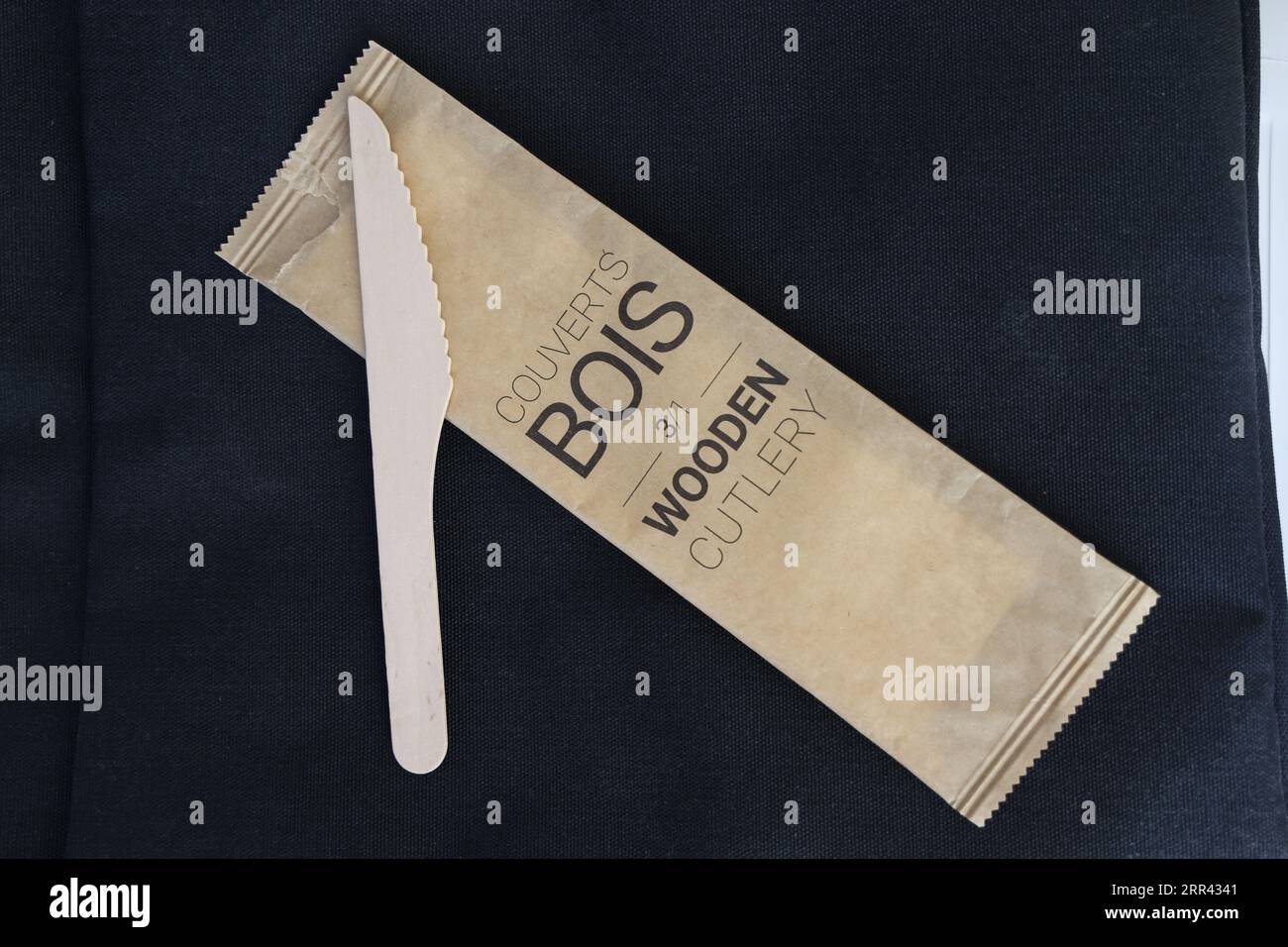 Bustina con posate in legno e coltello in legno Foto Stock