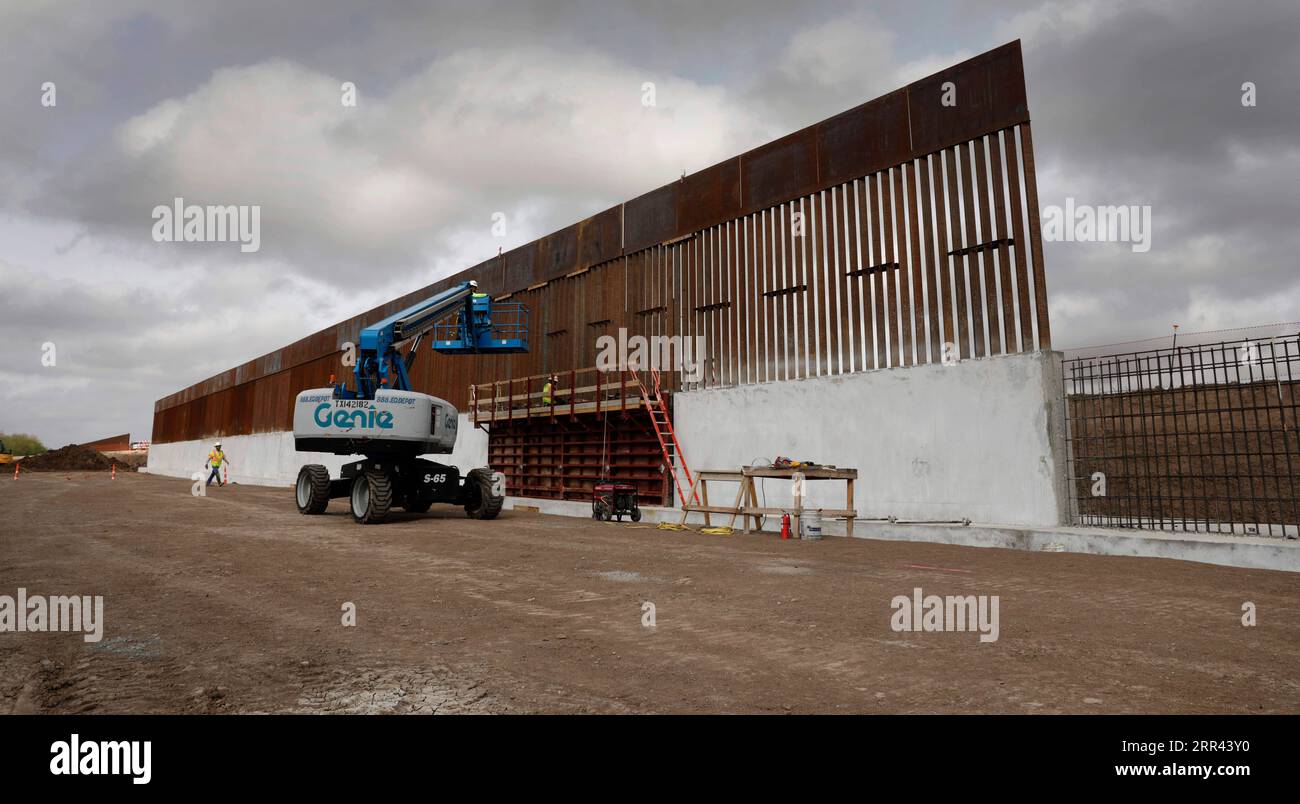 13 gennaio 2020, Weslaco, Texas, Stati Uniti: Nuove sezioni di 30 piedi di pannelli di dissuasori vengono sollevate in un sito di costruzione per il settore della Rio grande Valley del muro di confine USA-Messico, noto al Trump Wall il 13 gennaio 2020 vicino a Weslaco, Texas. Immagine di credito: /Planet Pix via ZUMA Wire U.S. - Mexico Border Wall Construction GlennxFawcett/DHS PUBLICATIONxNOTxINxCHN Border.Wall 20200113 044.jpg Foto Stock