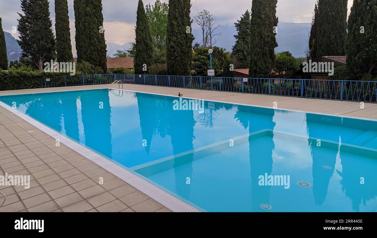 Piscina all'aperto, hotel di montagna, piscina, sedia a sdraio, relax, montagne, resort forestale. chaise longue da resort di montagna. Blue wat Foto Stock