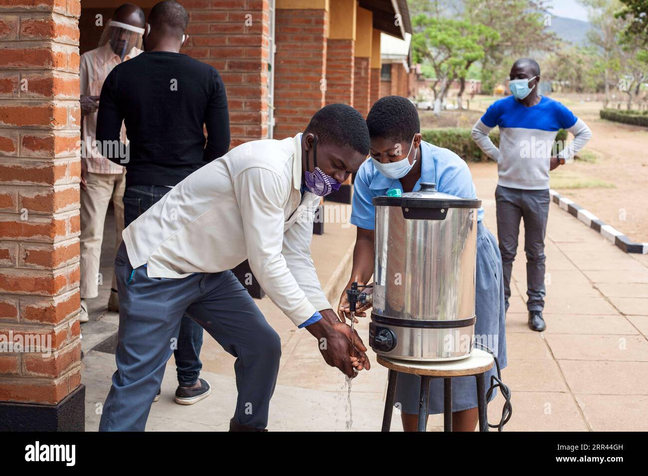 201120 -- NAIROBI, 20 novembre 2020 -- gli studenti si lavano le mani a scuola a Phalombe, Malawi, 13 ottobre 2020. Il numero di casi confermati di COVID-19 nel continente africano ha superato i 2 milioni, ha detto giovedì i centri africani per il controllo e la prevenzione delle malattie Africa CDC. Gli ultimi dati dell'agenzia continentale per il controllo e la prevenzione delle malattie hanno mostrato che in tutto il continente sono stati segnalati 2.013.388 casi, con il bilancio delle vittime legato alla pandemia alle 48.408 di giovedì mattina. Foto di /Xinhua AFRICA-COVID-19 CASES-2 MLN JosephxMizere PUBLICATIONxNOTxINxCHN Foto Stock