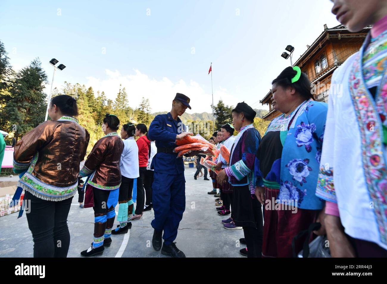 201120 -- RONGSHUI, 20 novembre 2020 -- i pompieri volontari ricevono attrezzature antincendio al villaggio di Wuying, un remoto villaggio abitato dal gruppo etnico Miao al confine tra la regione autonoma del Guangxi Zhuang della Cina meridionale e la provincia di Guizhou della Cina sud-occidentale, il 19 novembre 2020. Poiché le case con lo stile architettonico locale del villaggio sono supportate da strutture boschive, una squadra di pompieri volontari femminili è formata per proteggere il loro villaggio, mentre la maggior parte dei maschi giovani e di mezza età si avventurano come migranti. CHINA-GUANGXI-RONGSHUI-MIAO VILLAGGIO-VOLONTARIO FIREFIGHTERCN HUANGXXIAOBAN Foto Stock