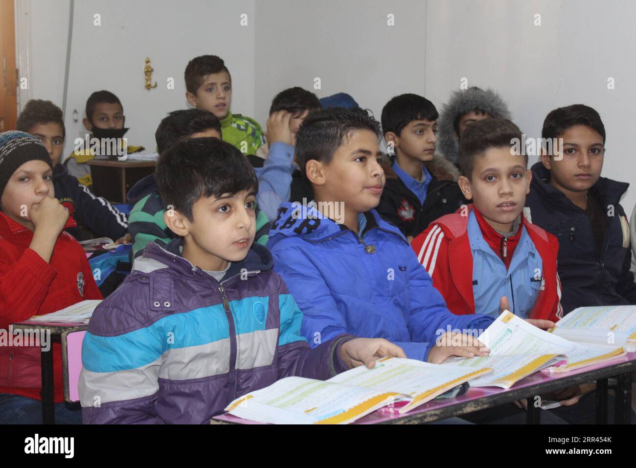 201120 - HASAKAH, 20 novembre 2020 -- i bambini sono visti in un'aula nella provincia di Hasakah, nel nord-est della Siria, il 19 novembre 2020. ANDARE CON la caratteristica: I bambini siriani continuano l'istruzione nonostante Danger Str/Xinhua SYRIA-HASAKAH-SCHOOL-CHILDREN Stringer PUBLICATIONxNOTxINxCHN Foto Stock